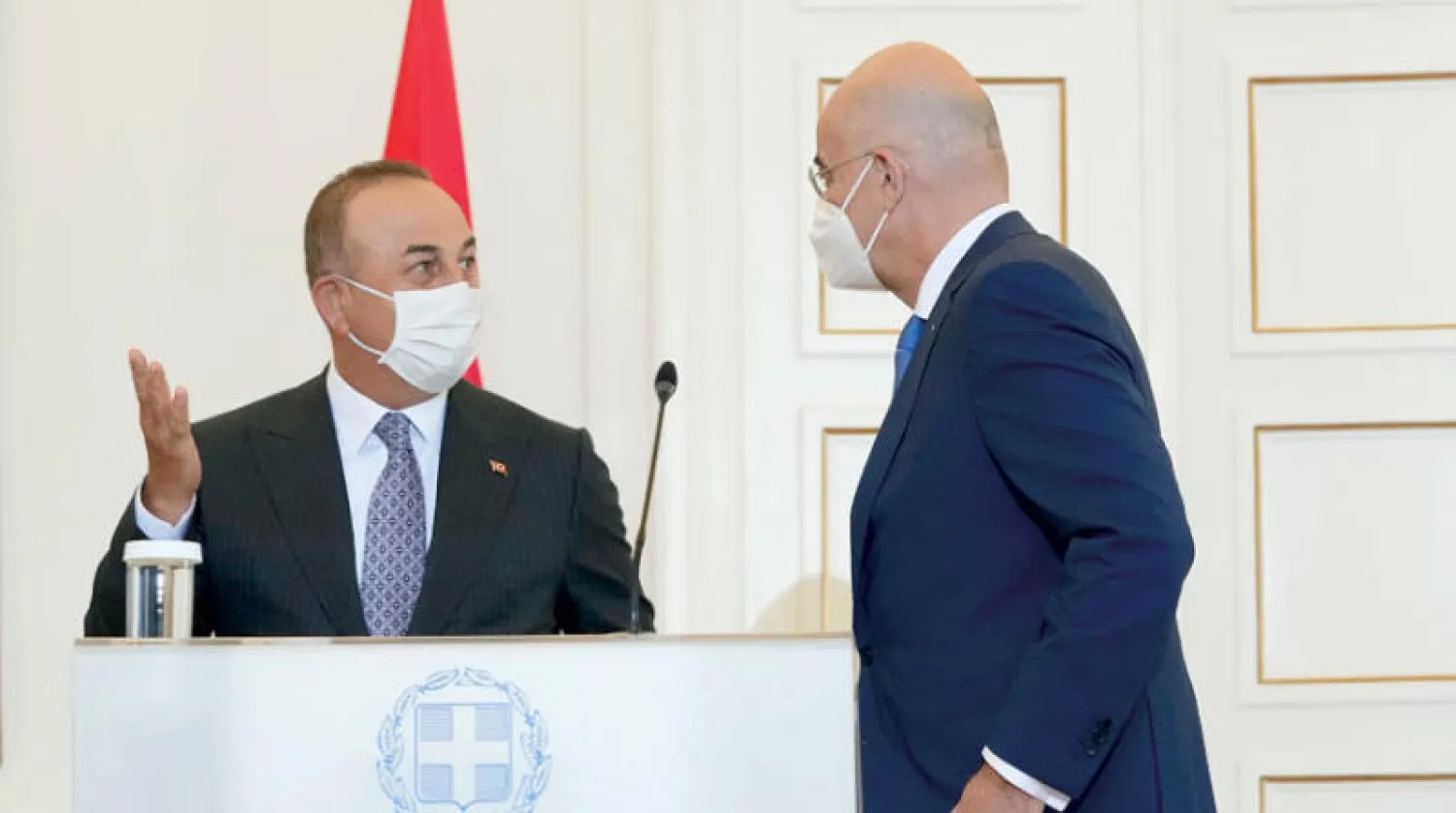 وزيرا خارجية اليونان (يمين) وتركيا يتحدثان بعد مؤتمر صحافي بأثينا في 31 مايو الماضي (أ.ب)