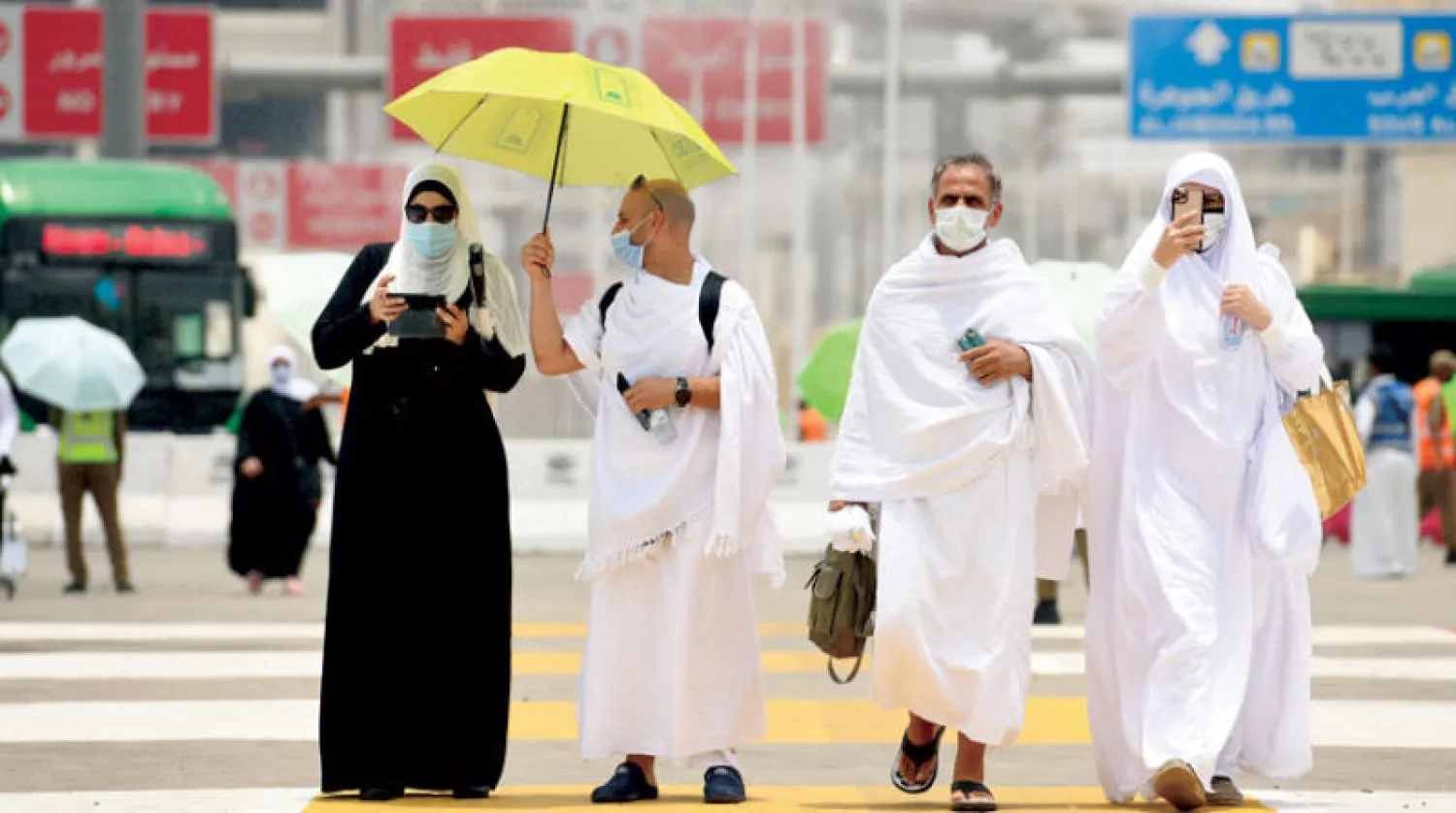 حجاج يرتدون كمامات خلال يوم التروية أمس (إ.ب.أ)