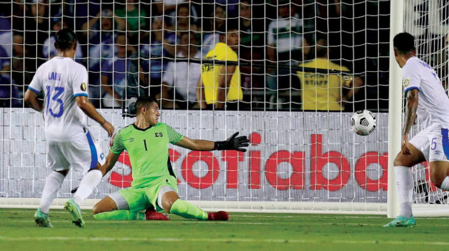 حارس السلفادور ينظر متحسراً لكرة المكسيكي رودريغيز وهي تهز شباكه (أ.ف.ب)