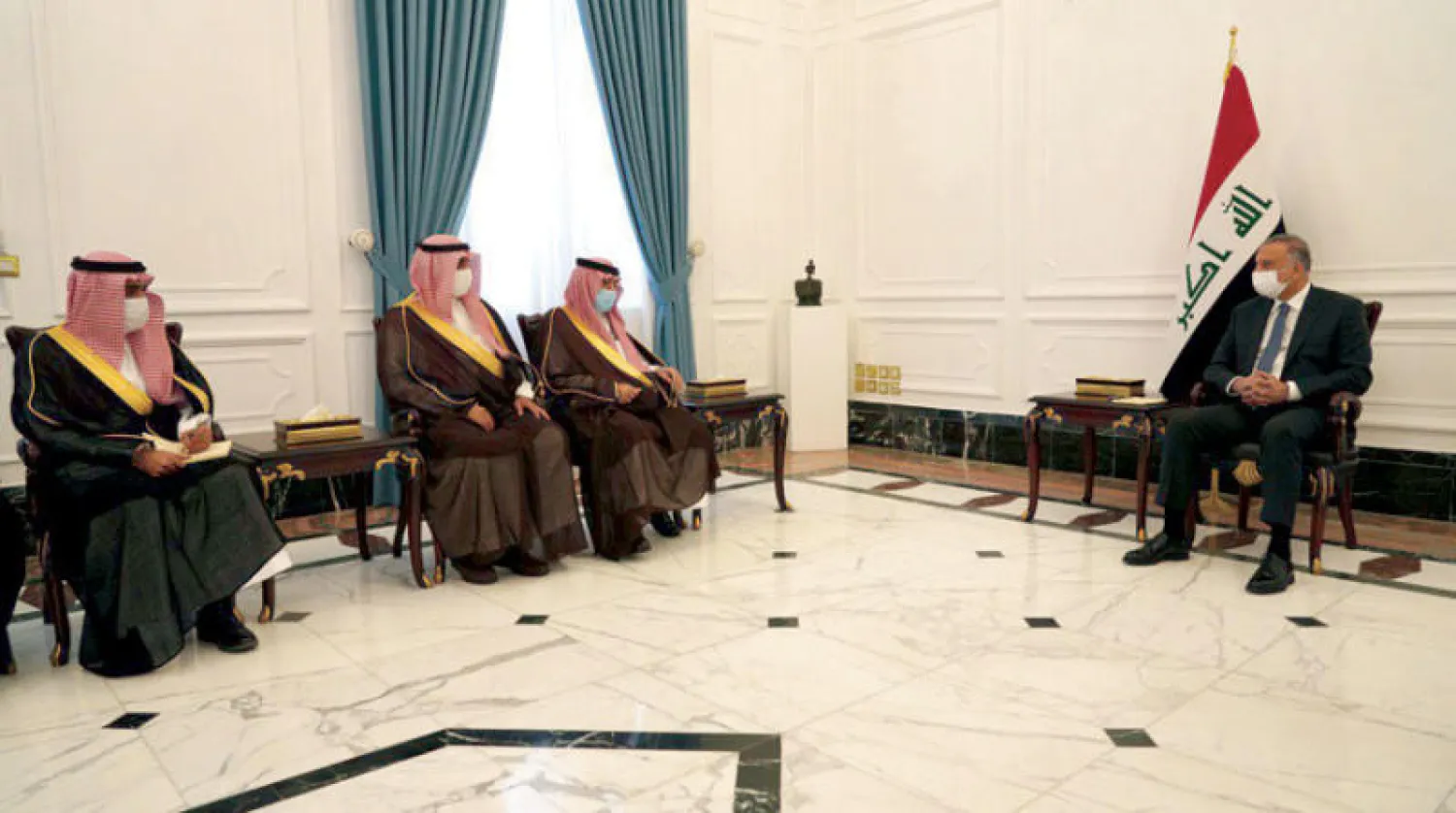 الكاظمي مستقبلاً وزير التجارة السعودي والوفد المرافق (المكتب الإعلامي لرئيس الوزراء العراقي)