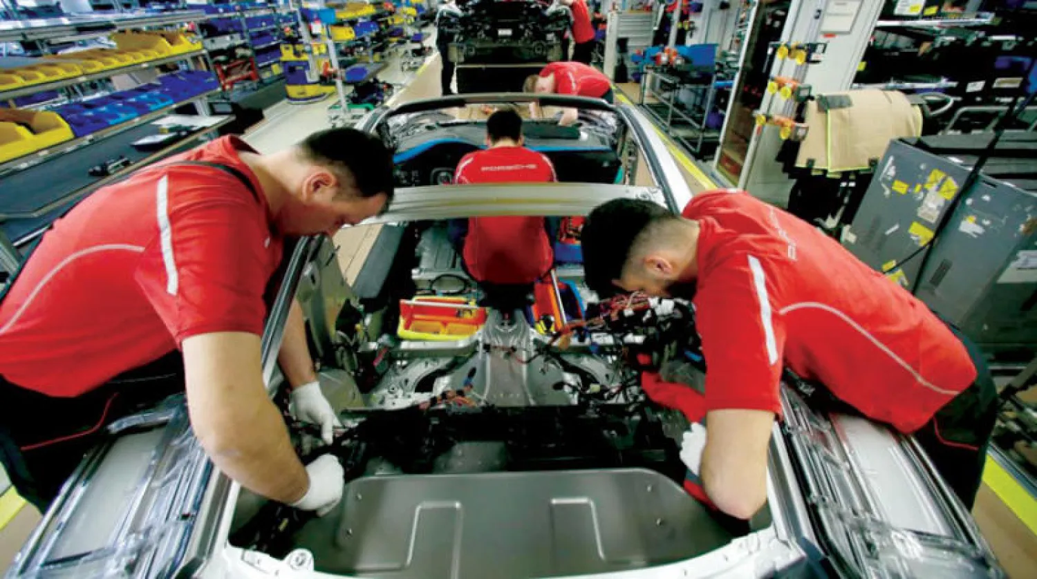 العمل بدوام جزئي الذي أدى إلى انخفاض الدخل تسبب في الحد من زيادة متوسط الدخل على نحو واضح (رويترز)