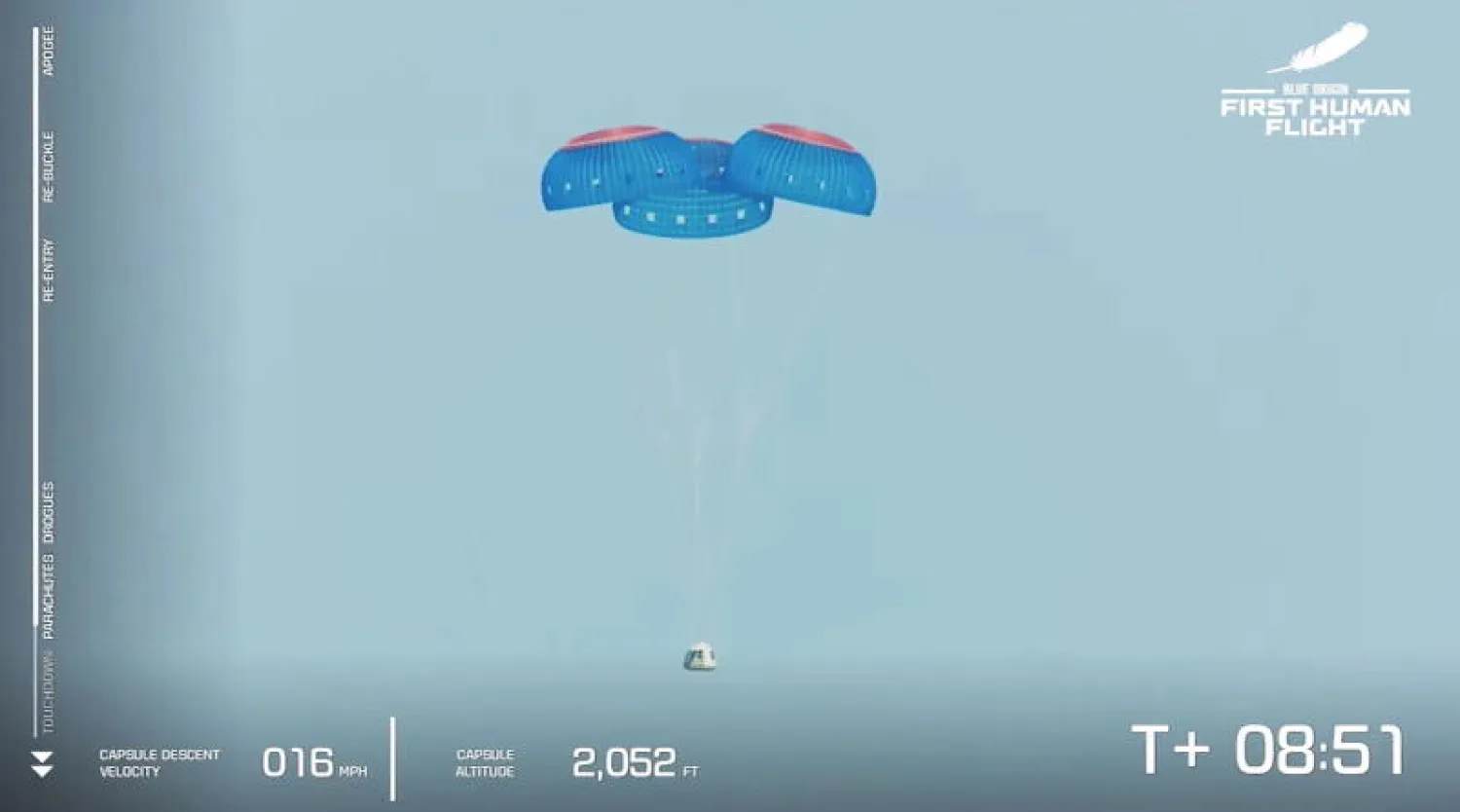 الكبسولة «بلو أوريغين» خلال رحلة هبوطها إلى الأرض مع ثلاث مظلات ضخمة (إ.ب.أ)