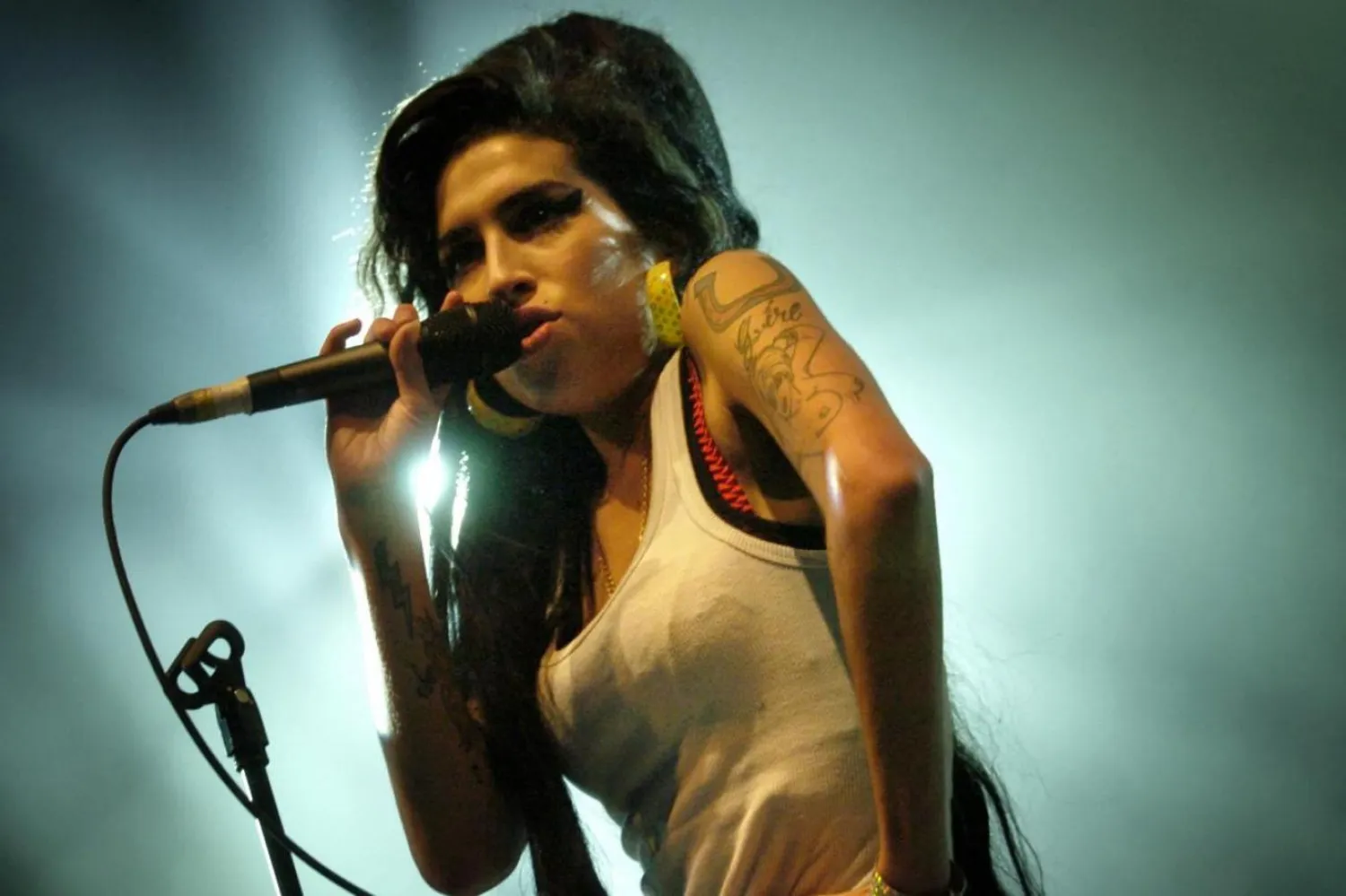 Britanyalı şarkıcı Amy Winehouse, 2007'de Fransa'nın Belfort şehrinde gerçekleştirilen Eurockeennes Muzik Festivali'nde sahne almıştı. (AFP)