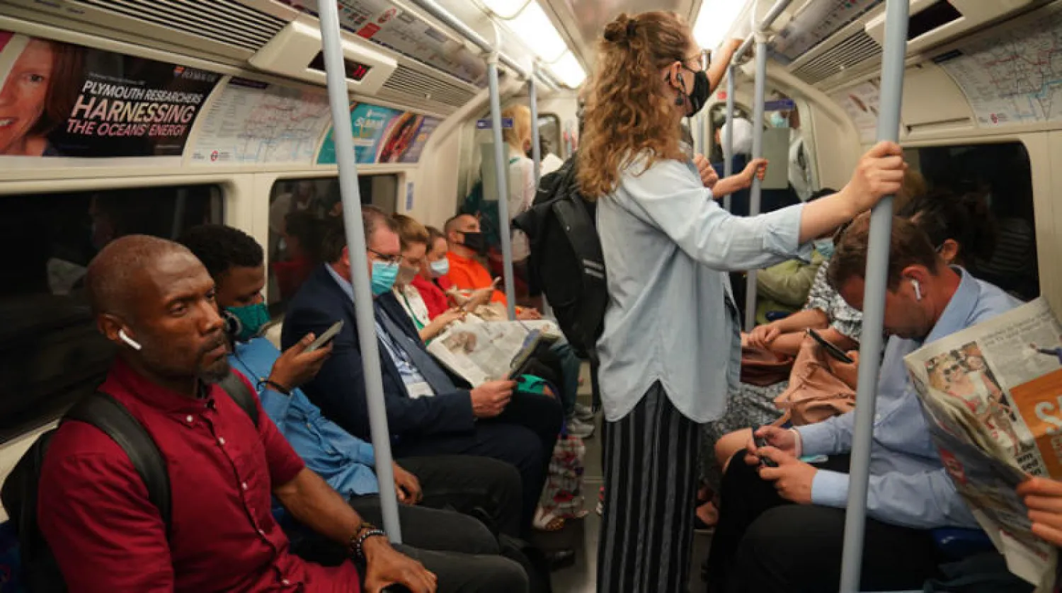 زحمة في أحد قطارات لندن بعد رفع كل الإجراءات أول من أمس (د.ب.أ)