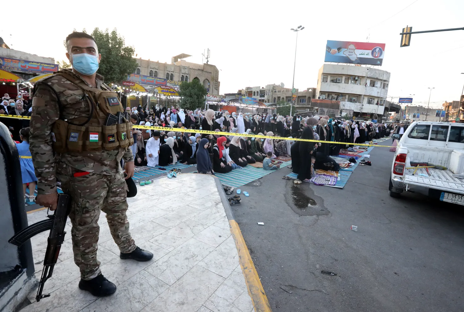 شرطي عراقي يقف حارساً  أمام مسجد أبو حنيفة في حي الأعظمية ببغداد (إ.ب.أ)