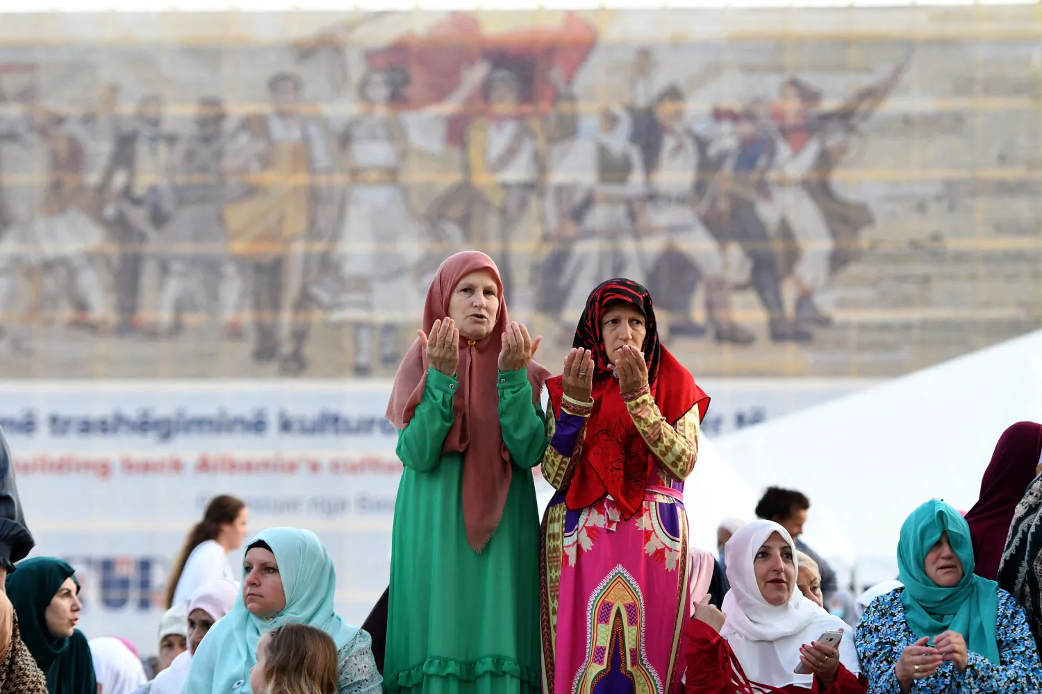 ألبانيات في ساحة سكندربج في تيرانا (أ.ف.ب)