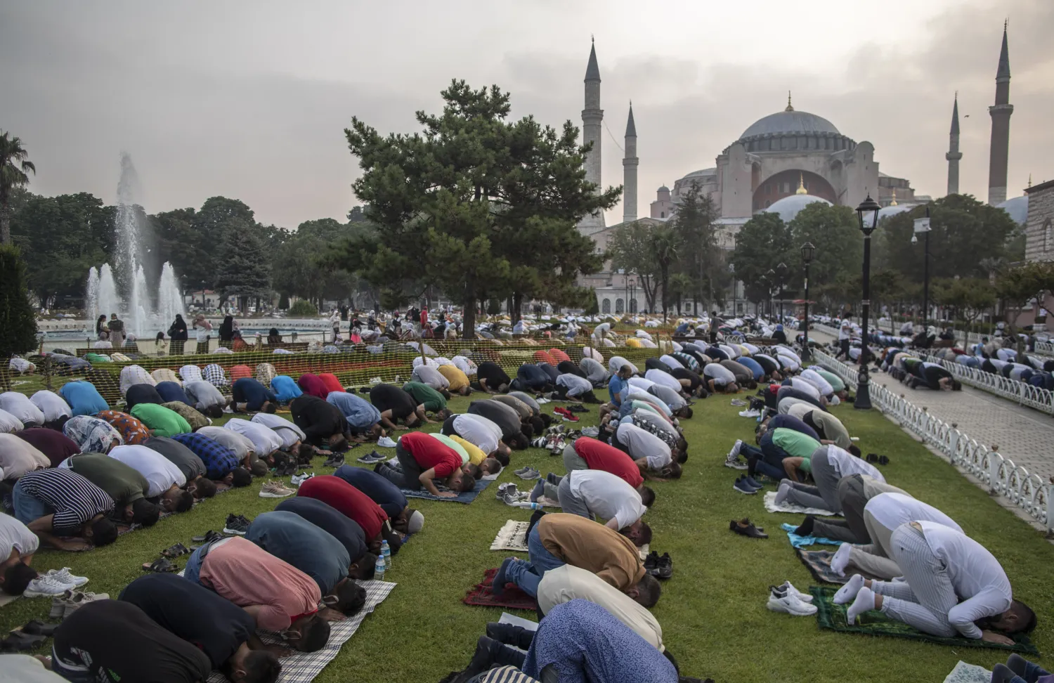 المصلون يشاركون في صلاة عيد الأضحى بمسجد آيا صوفيا في إسطنبول (إ.ب.أ)