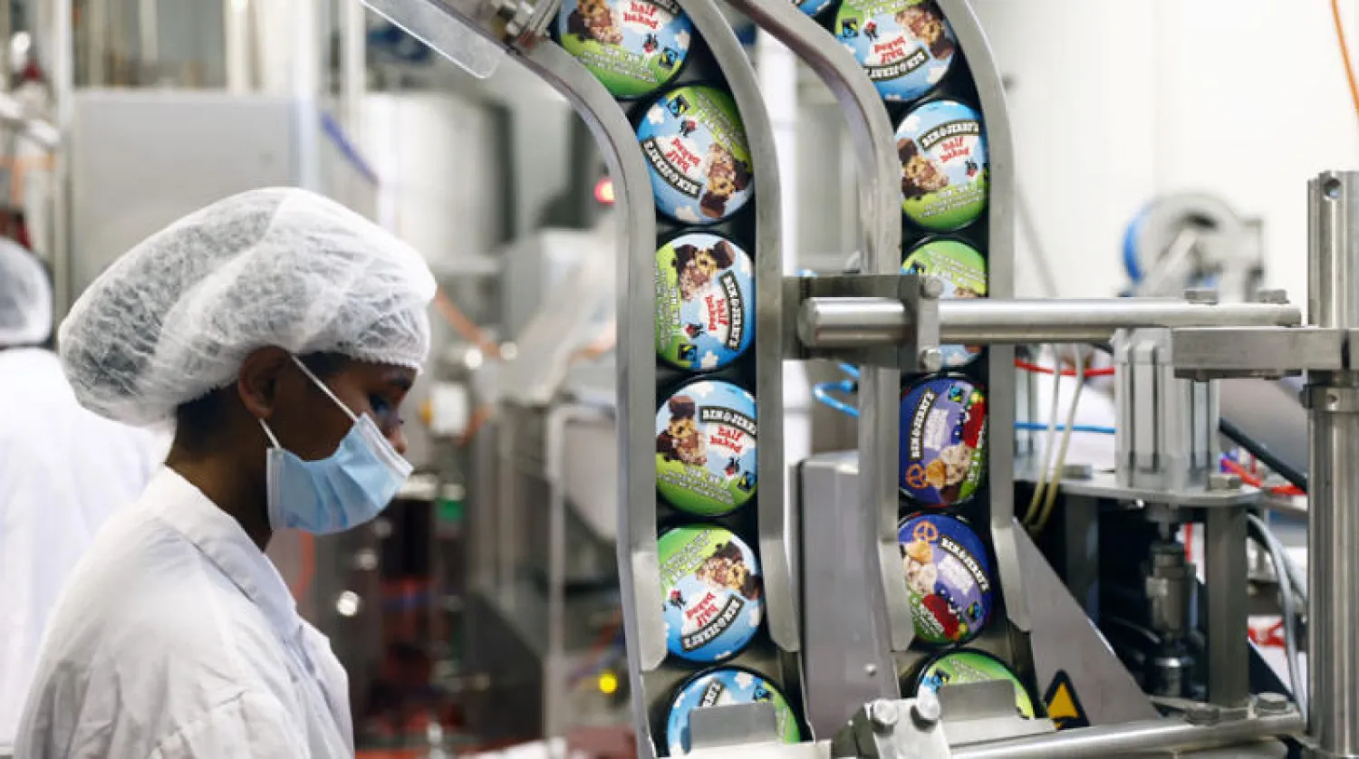 مصنع «بن آند جيري» للمثلجات في مستوطنة بير توفيا جنوب إسرائيل (رويترز)