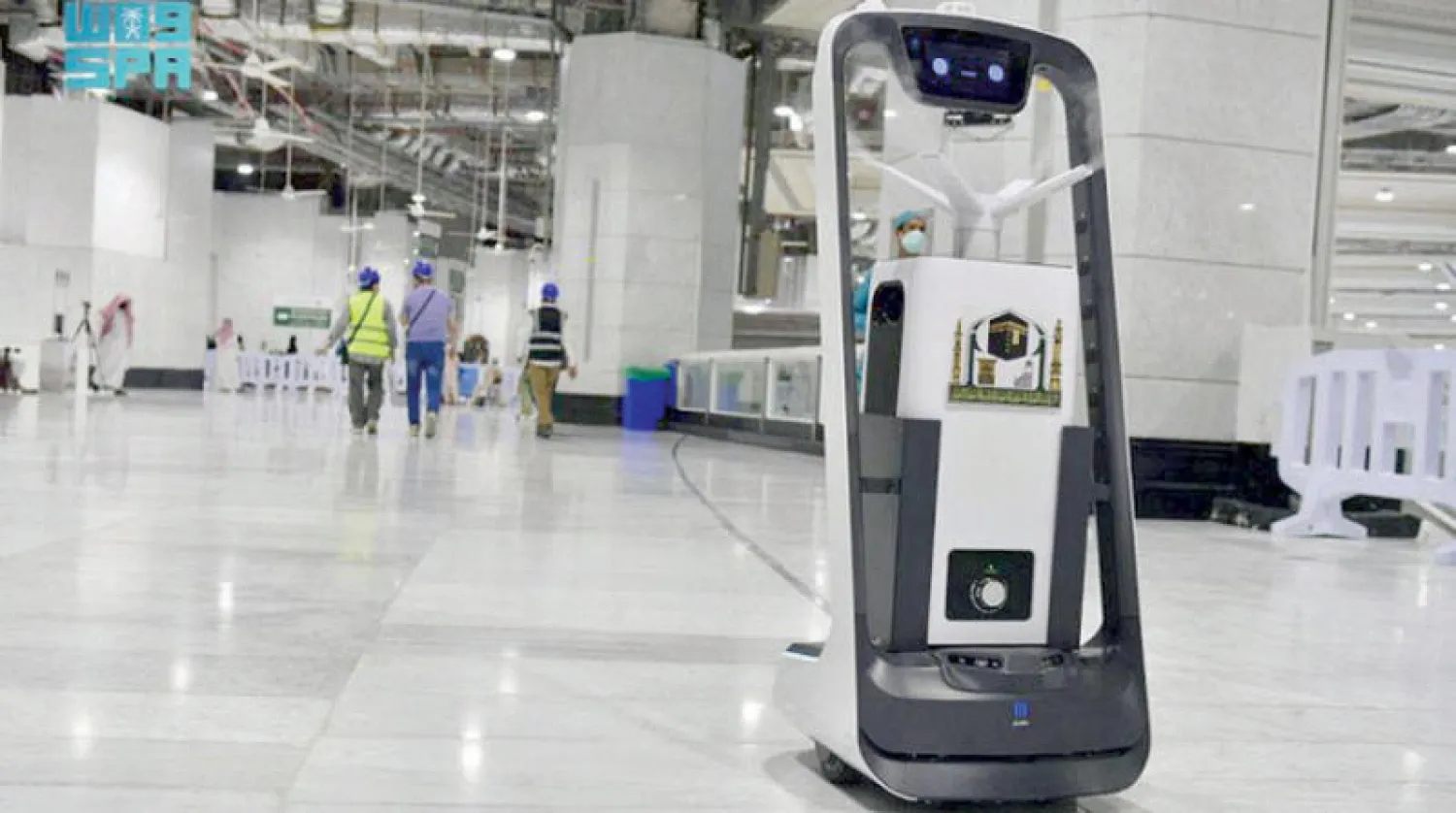 روبوتات الحرم المكي للتعقيم وتوزيع المياه (واس)