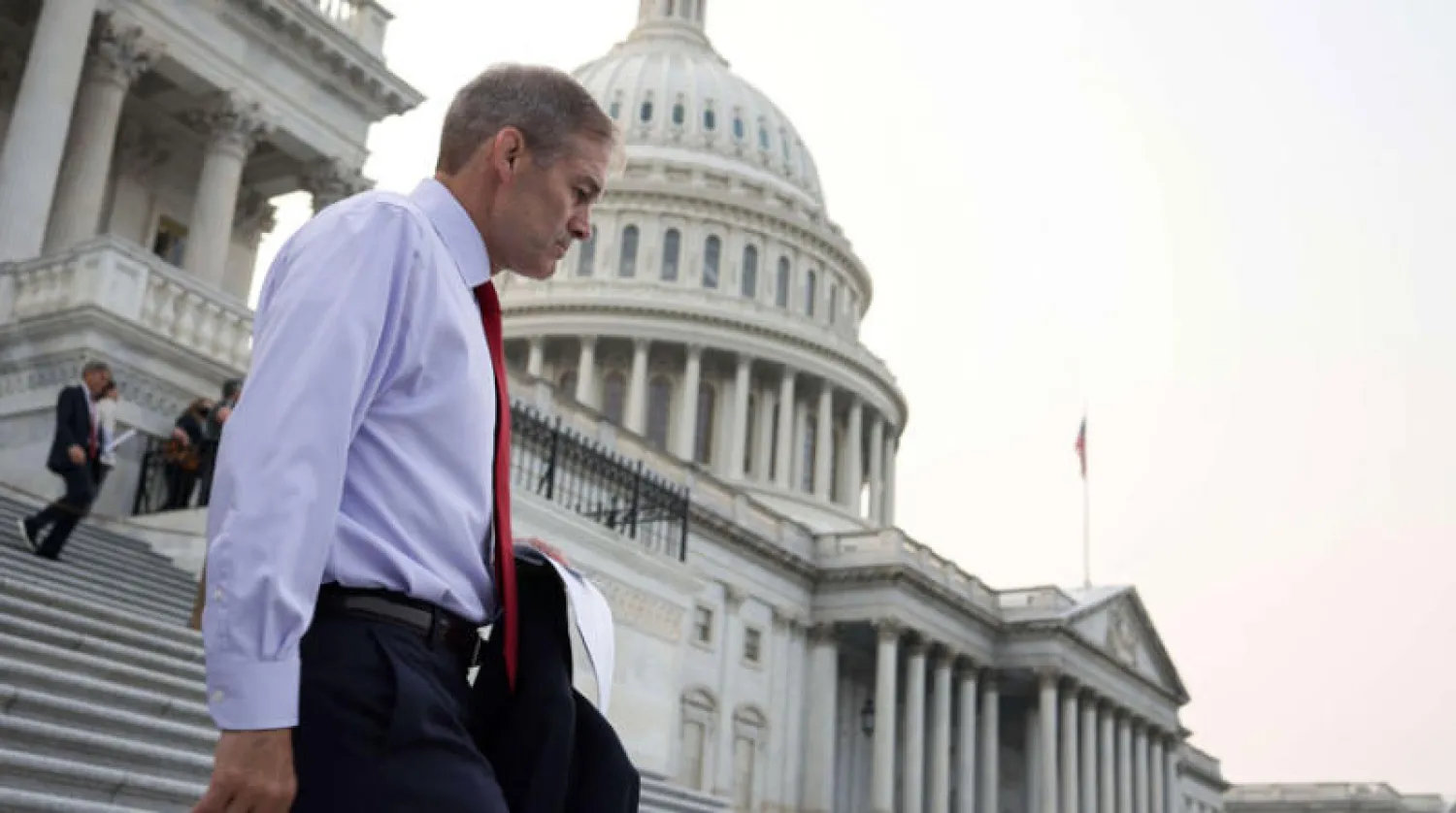 النائب جيم جوردان مغادراً مبنى الكابيتول أول من أمس بعد اختياره لعضوية لجنة التحقيق بأحداث 6 يناير الماضي (أ.ف.ب)