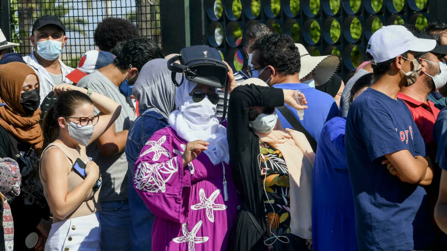  Tunisians wait to receive a dose of the Chinese Sinopharm vaccine outside the Palais des Congres in the capital Tunis on July 20, 2021. © Fethi Belaid, AFP
