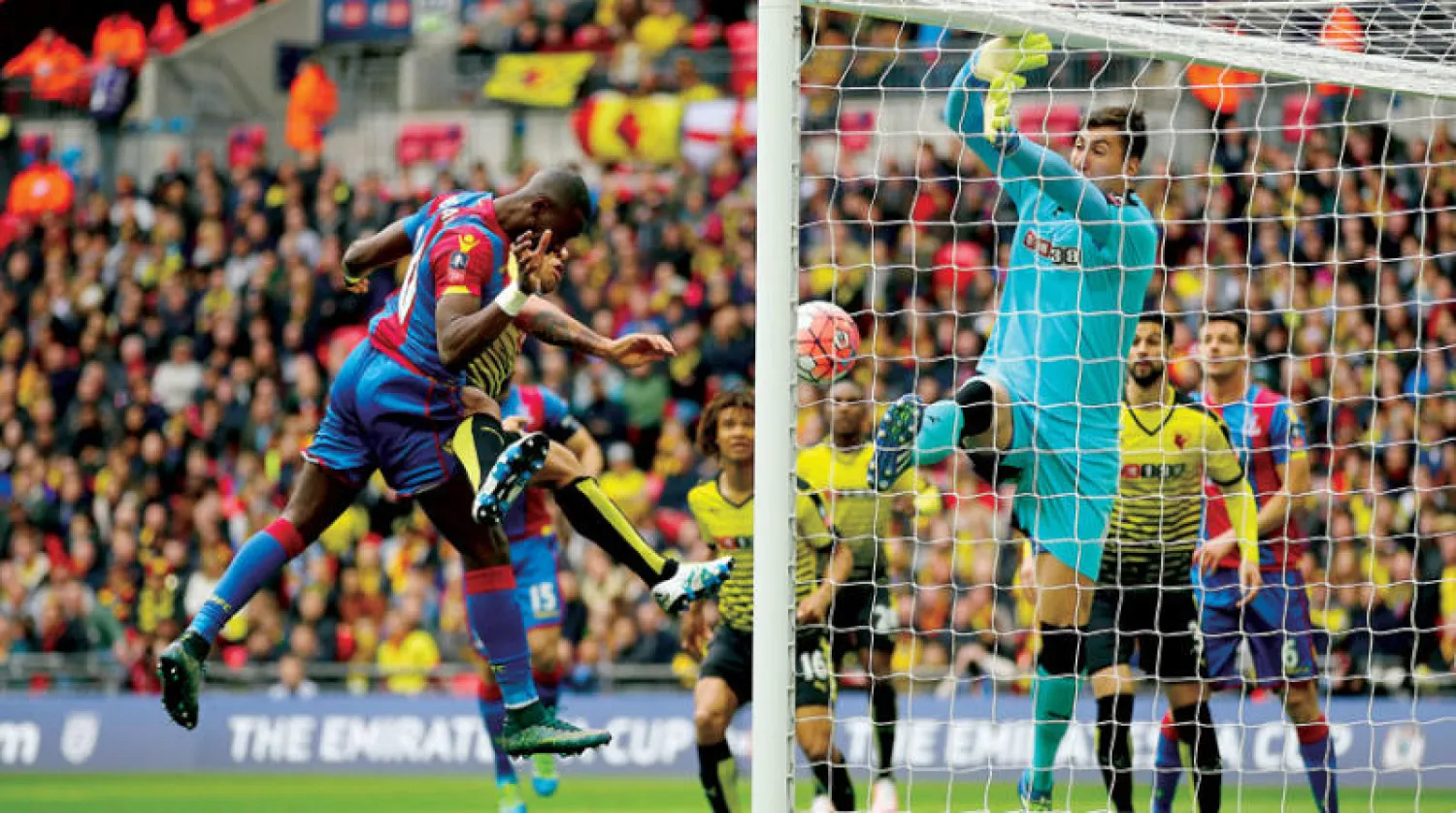 رأسية بولاسي تهدي كريستال بالاس هدفاً في شباك واتفورد بنصف نهائي كأس إنجلترا عام 2016 (غيتي)