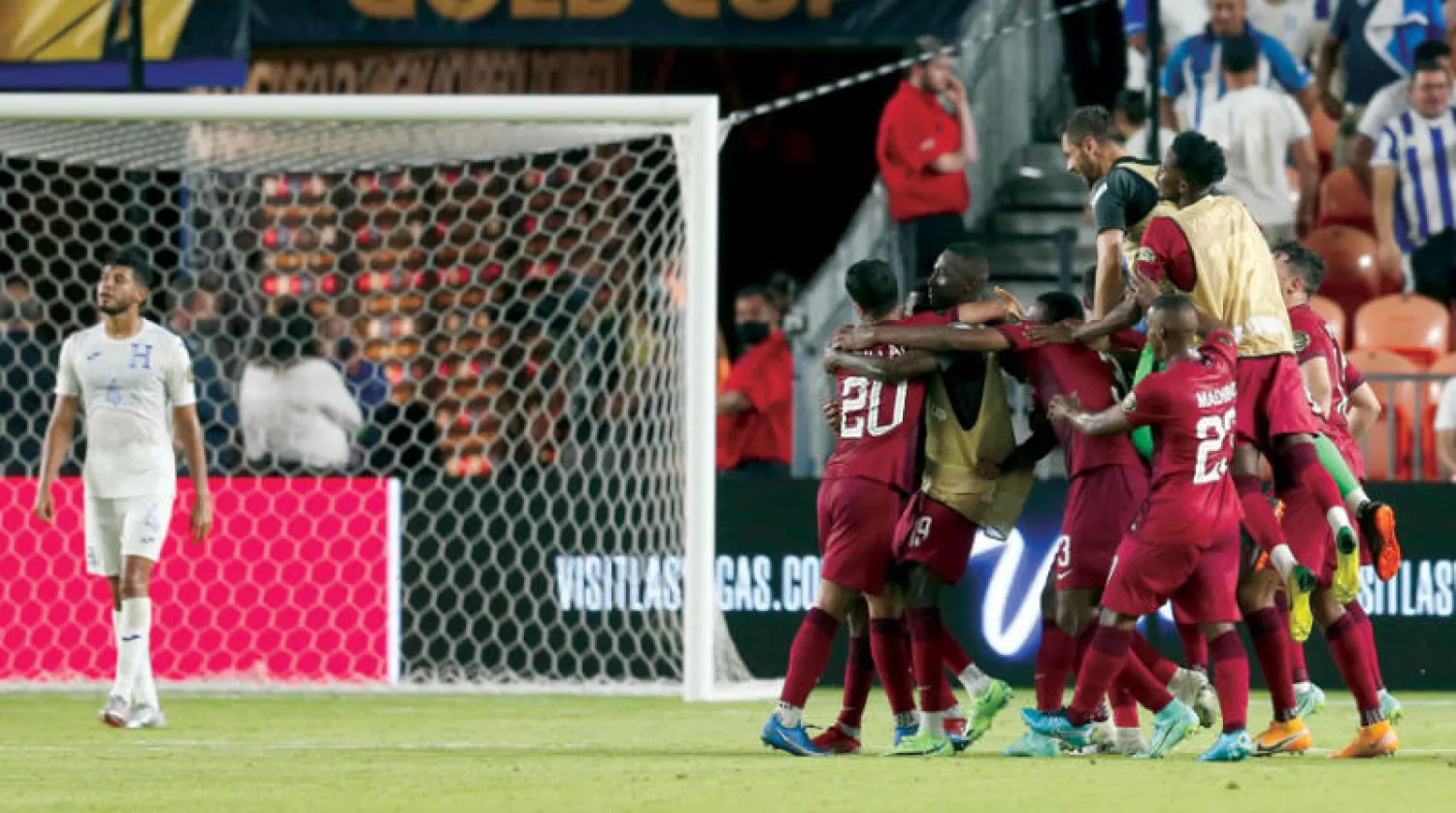 لاعبو قطر يحتفلون بفوزهم على هندوراس (رويترز)