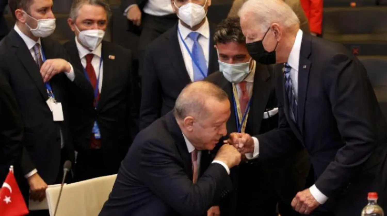 الرئيس الأميركي جو بايدن ونظيره التركي رجب طيب إردوغان خلال قمة «الناتو» (أرشيفية - أ.ب)