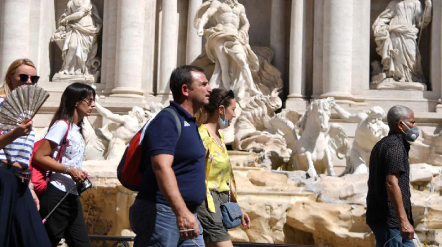 سياح يتجولون دون كمامات في روما (أ.ف.ب)