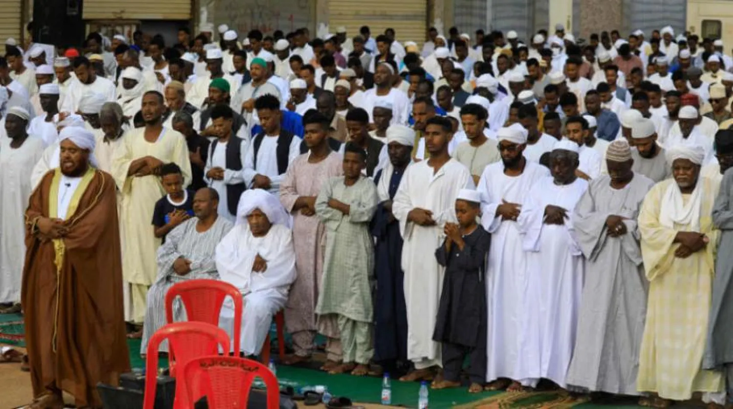 Dün Hartum'un merkezinde bayramı namazını kılan Sudanlılar. (AFP)