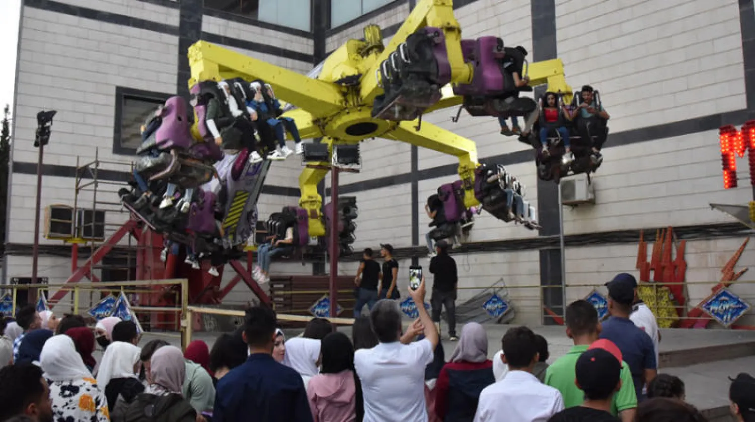 أطفال يلعبون في أحد شوارع العاصمة السورية بمناسبة عيد الأضحى (إ.ب.أ)