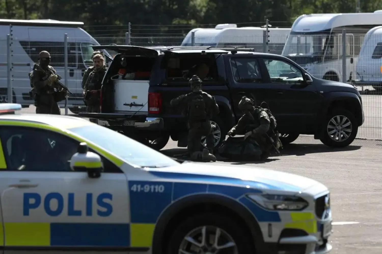 Özel timden ekipler, herhangi bir acil müdahale durumu için hapishanenin dışında hazır şekilde bekledi. (AFP)
