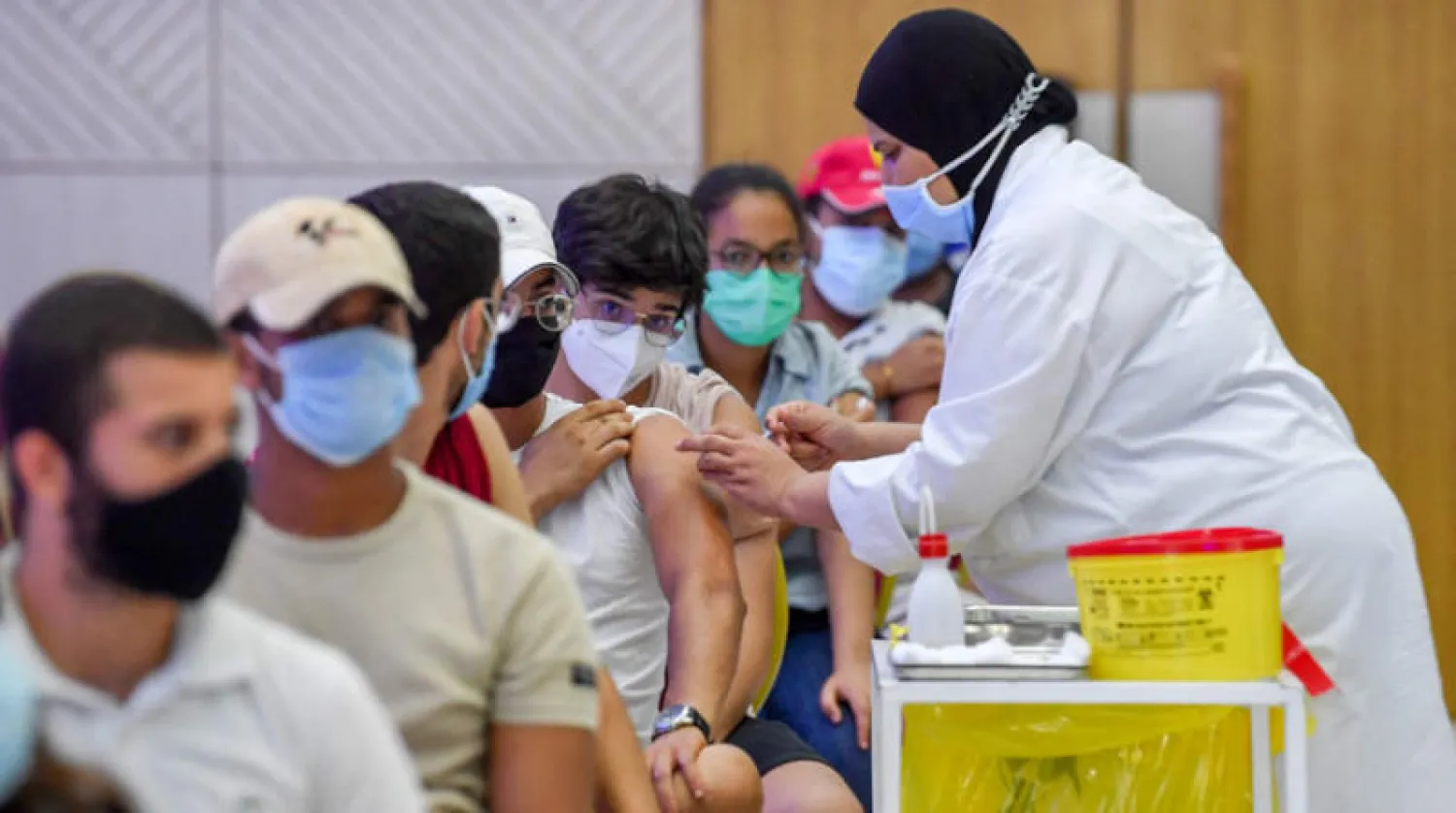 شباب تونسيون يتلقون لقاح «سينوفارم» في تونس العاصمة الثلاثاء (أ.ف.ب)