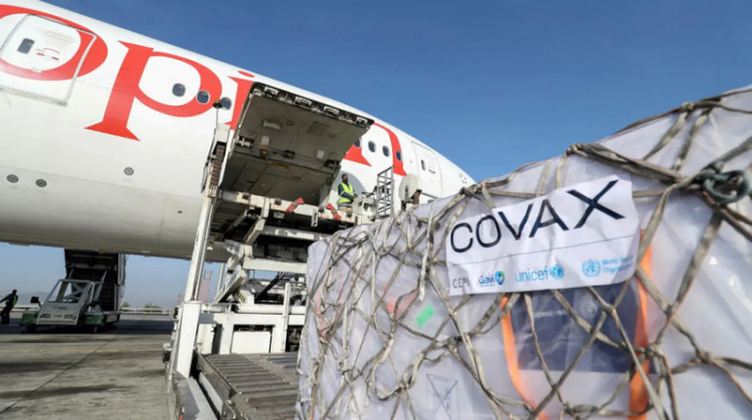 وصول شحنات لقاح «أسترازينيكا» إلى إثيوبيا عبر آلية «كوفاكس» في مارس الماضي (رويترز)