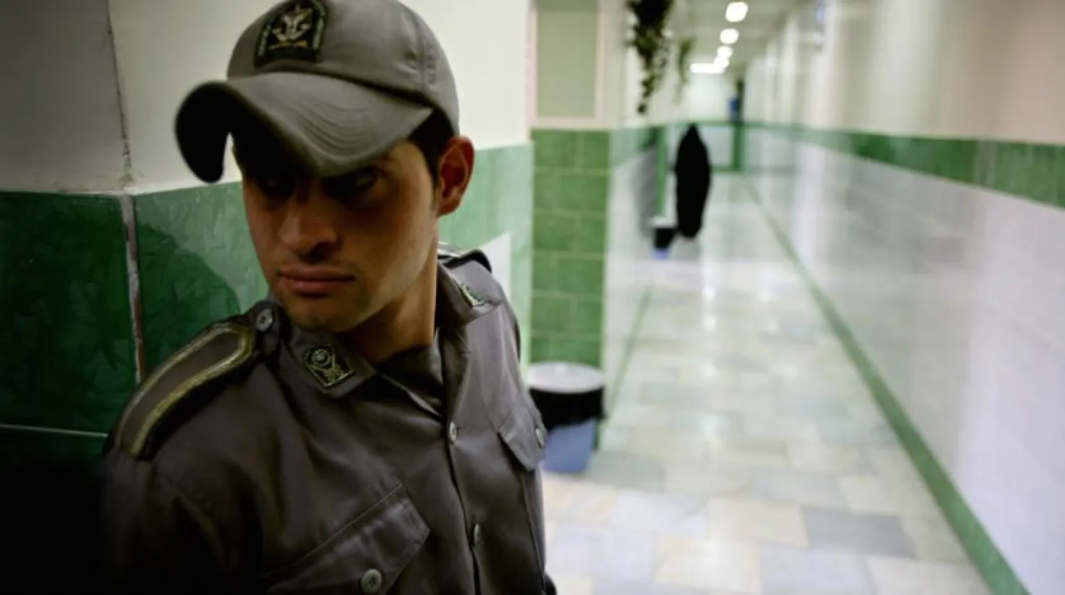A prison guard stands along a corridor in Tehran's Evin prison June 13, 2006. REUTERS/Morteza Nikoubazl.
