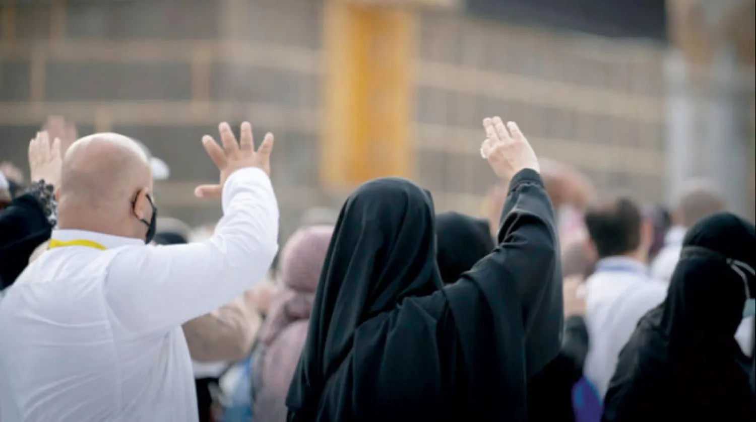 حجاج يطوفون طواف الوداع بعدما أكملوا النسك أمس (تصوير: بشير صالح)