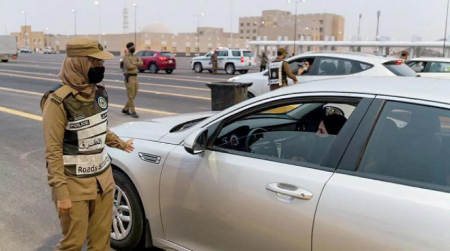  A Saudi guard performs her duties as part of the Road Security Forces (SPA).