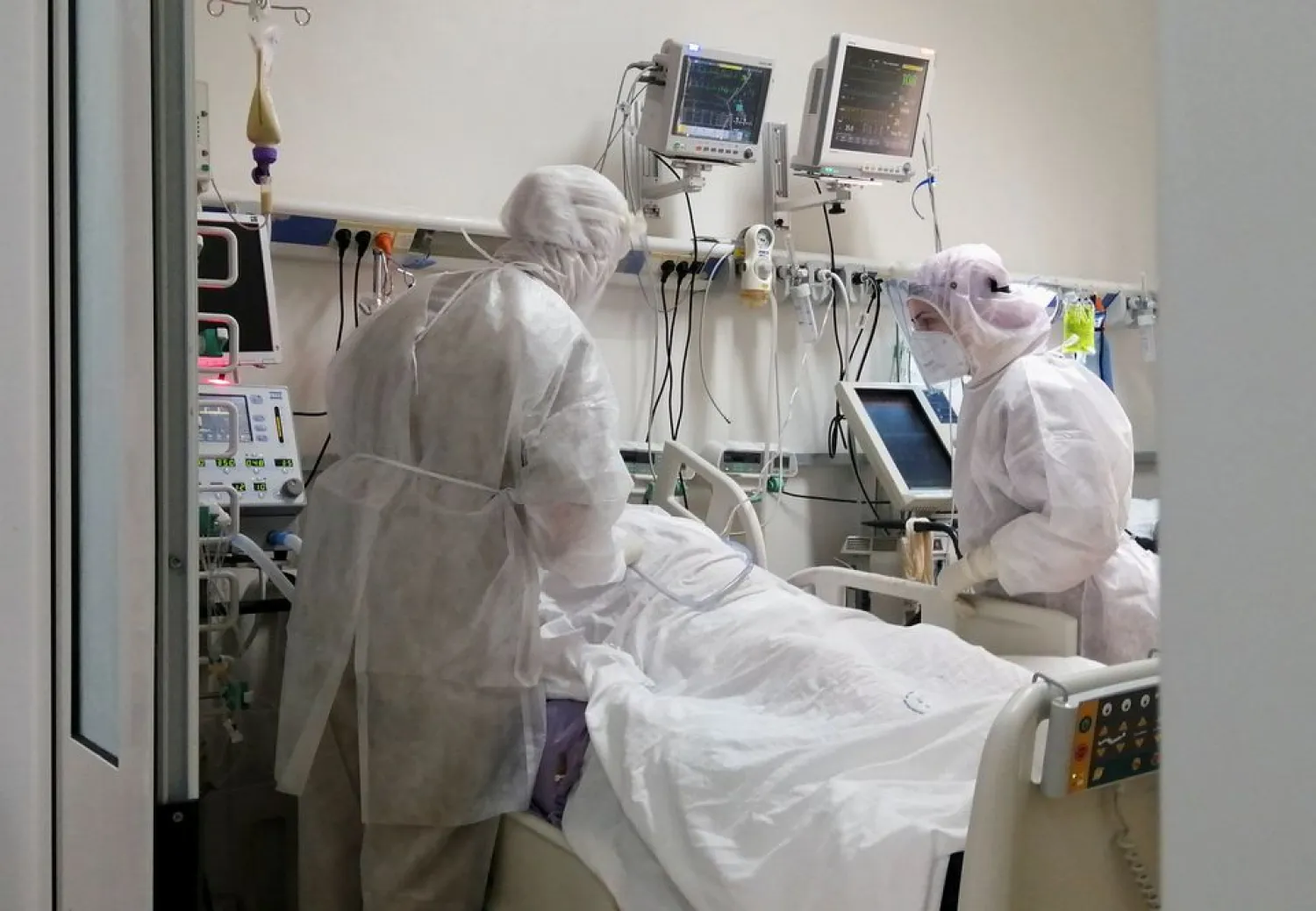 Medical staff assist a patient suffering from the coronavirus disease (COVID-19), at an intensive care department at a hospital in Ariana, Tunisia, April 26, 2021. REUTERS/Jihed Abidellaoui