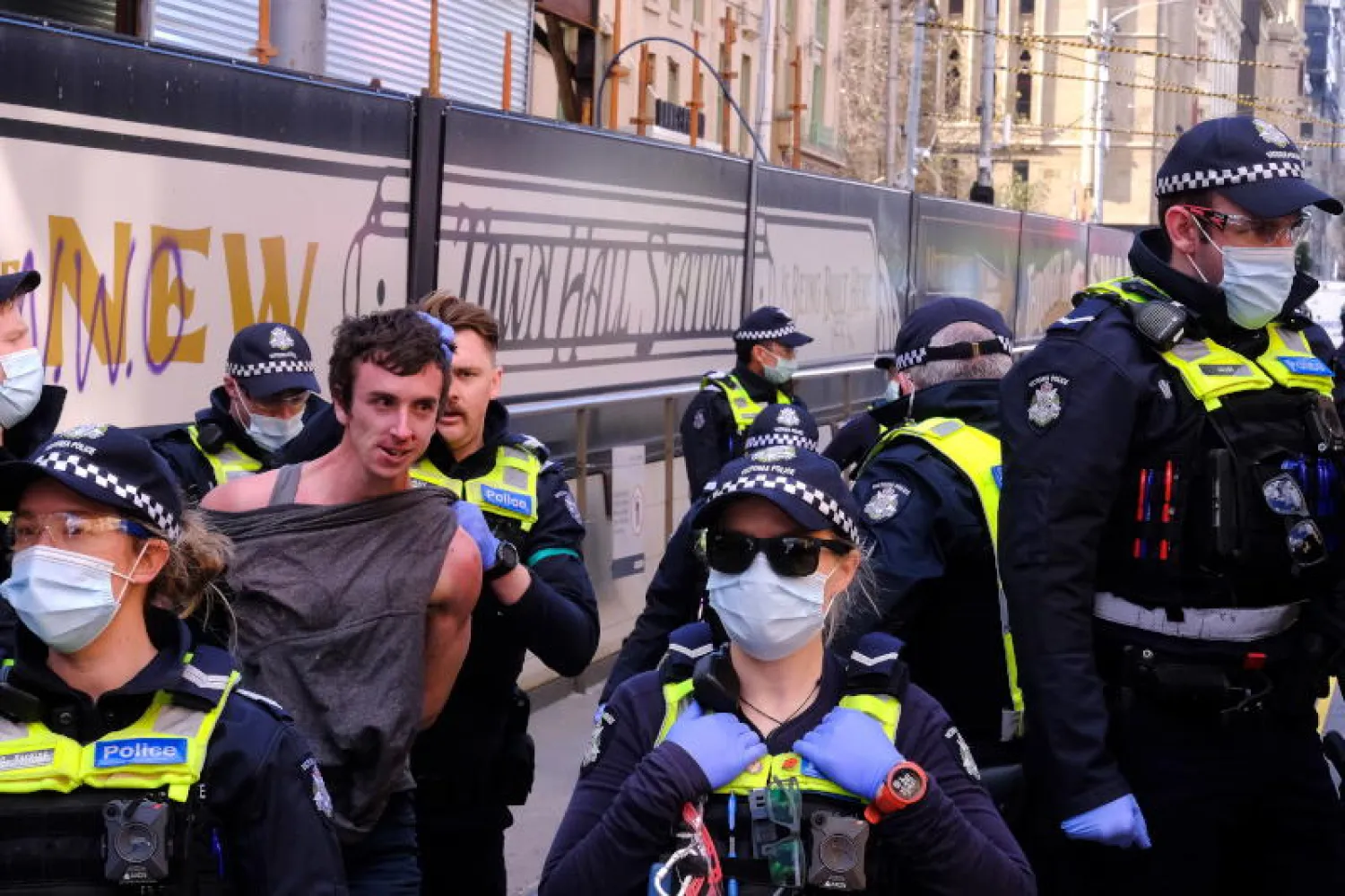 الشرطة الأسترالية توقف أحد الأشخاص خلال المظاهرات (إ.ب.أ)