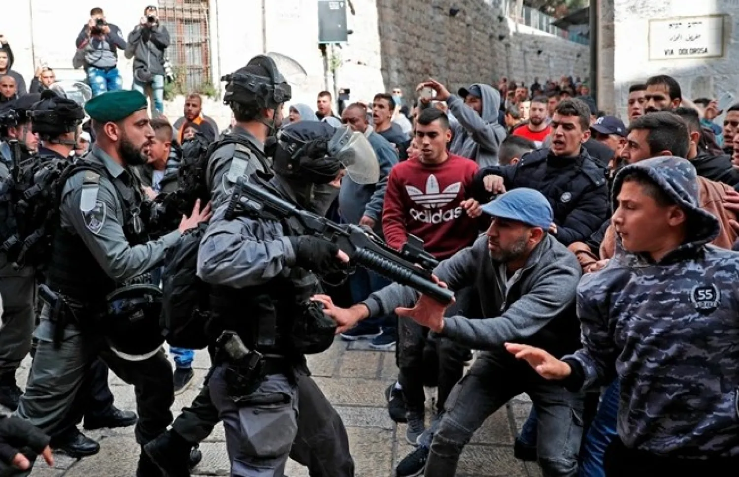  Israeli security forces and Palestinian protesters confront each other in Jerusalem's Old City on December 15, 2017. / AFP 

