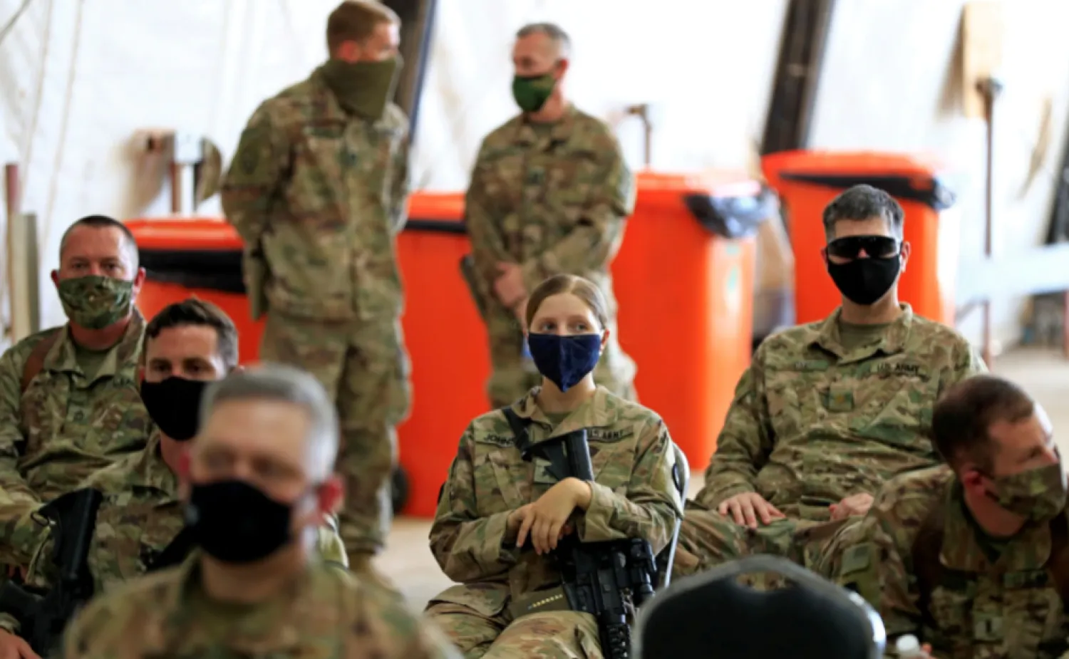  US soldiers wearing protective masks are seen during a handover ceremony of Taji military base from US-led coalition troops to Iraqi security forces, in the base north of Baghdad, Iraq August 23, 2020. REUTERS/Thaier Al-Sudani/File Photo
