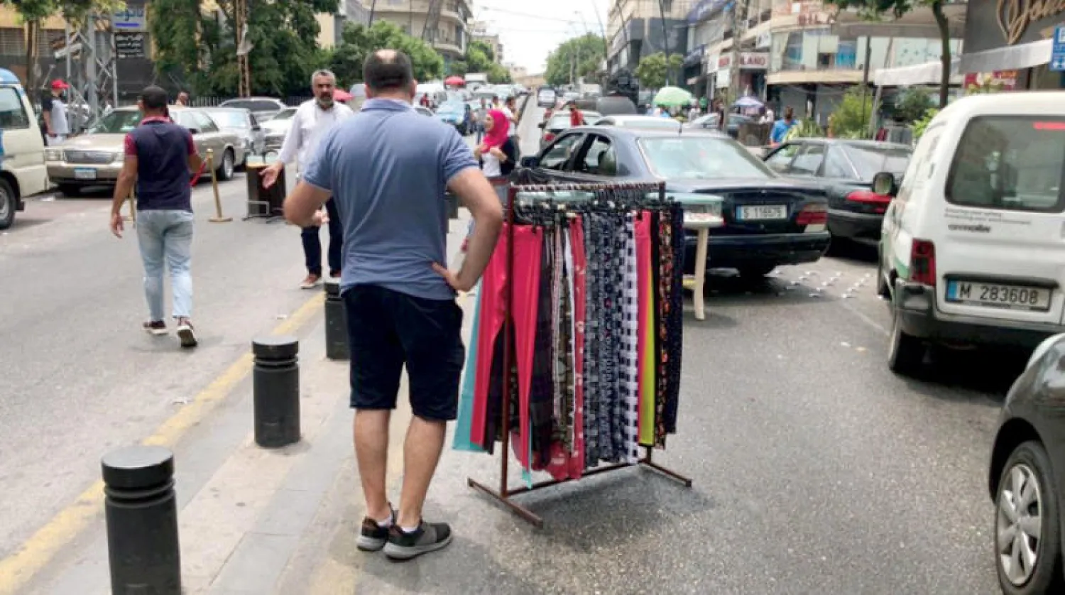 تجار مدينة صيدا يقطعون شارع رياض الصلح ببضائعهم احتجاجاً على الأوضاع الاقتصادية (الوكالة الوطنية للإعلام)