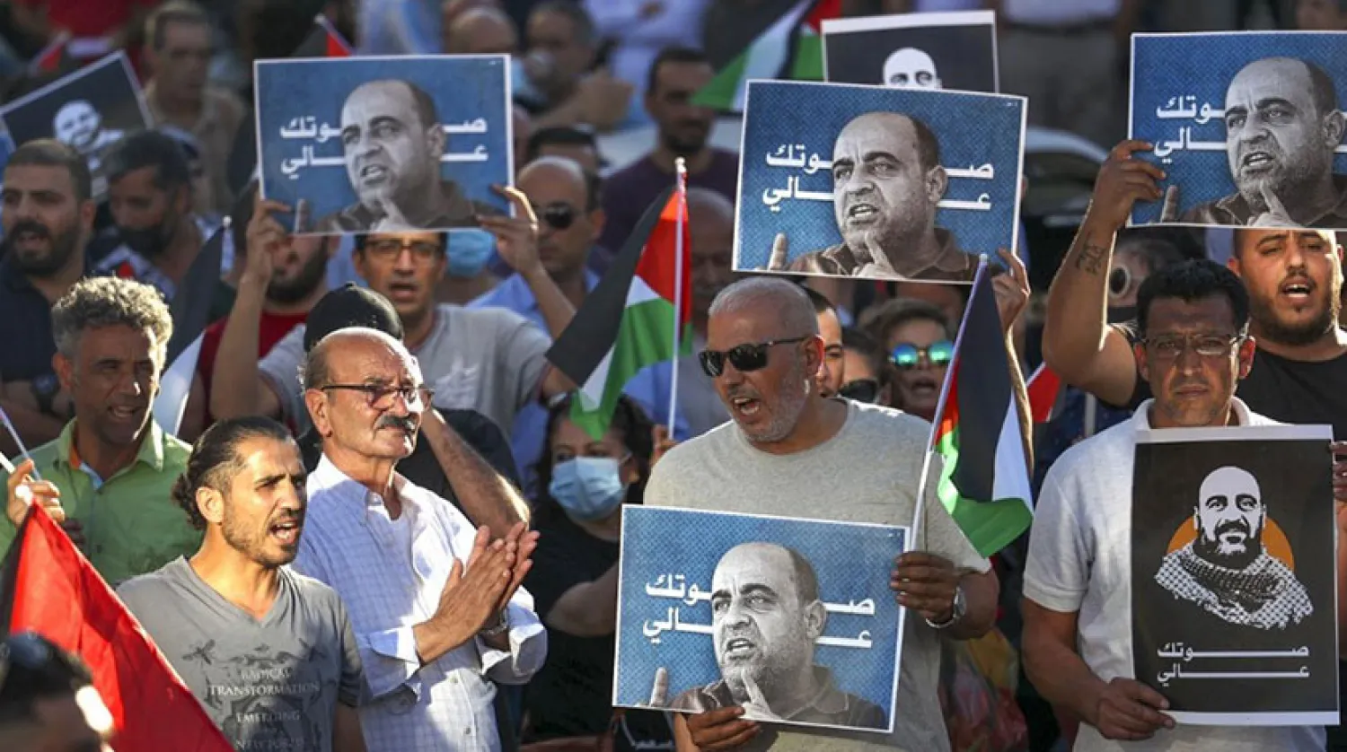 Ramallah’ta siyasi aktivist Nizar Banat’ın öldürülmesini protesto eden Filistinli protestocular. (AFP)
