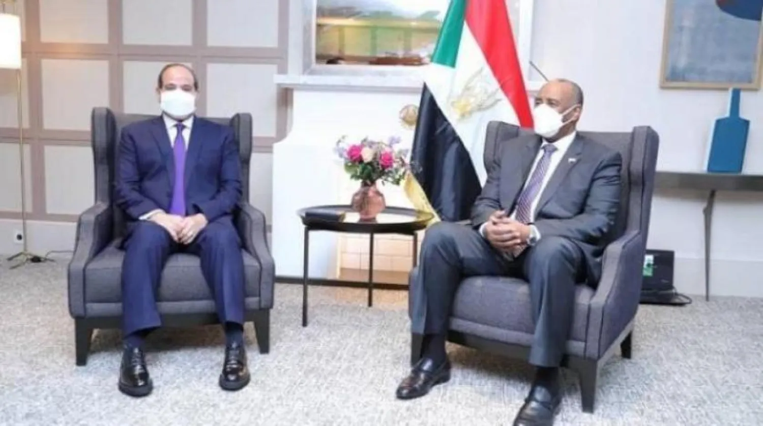Sudan Egemenlik Konseyi Başkanı Abdulfettah el-Burhan, Mısır Cumhurbaşkanı Abdulfettah el-Sisi ile Paris'te görüşürken (Arşiv-SUNA)