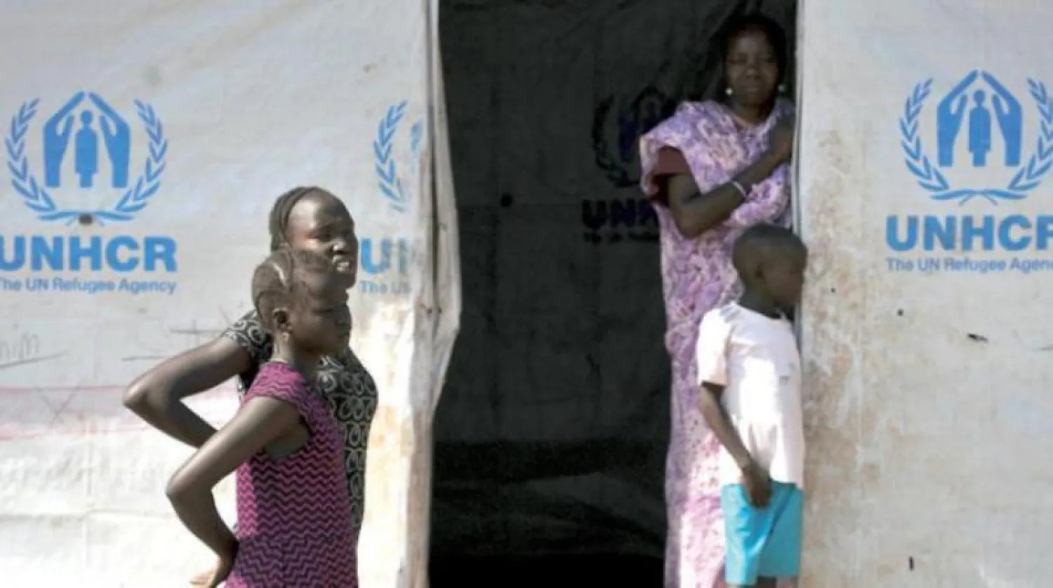 نسوة من جنوب السودان في أحد معسكرات اللاجئين التابعة للمفوضية السامية للأمم المتحدة لشؤون اللاجئين (أرشيفية - أ.ف.ب)