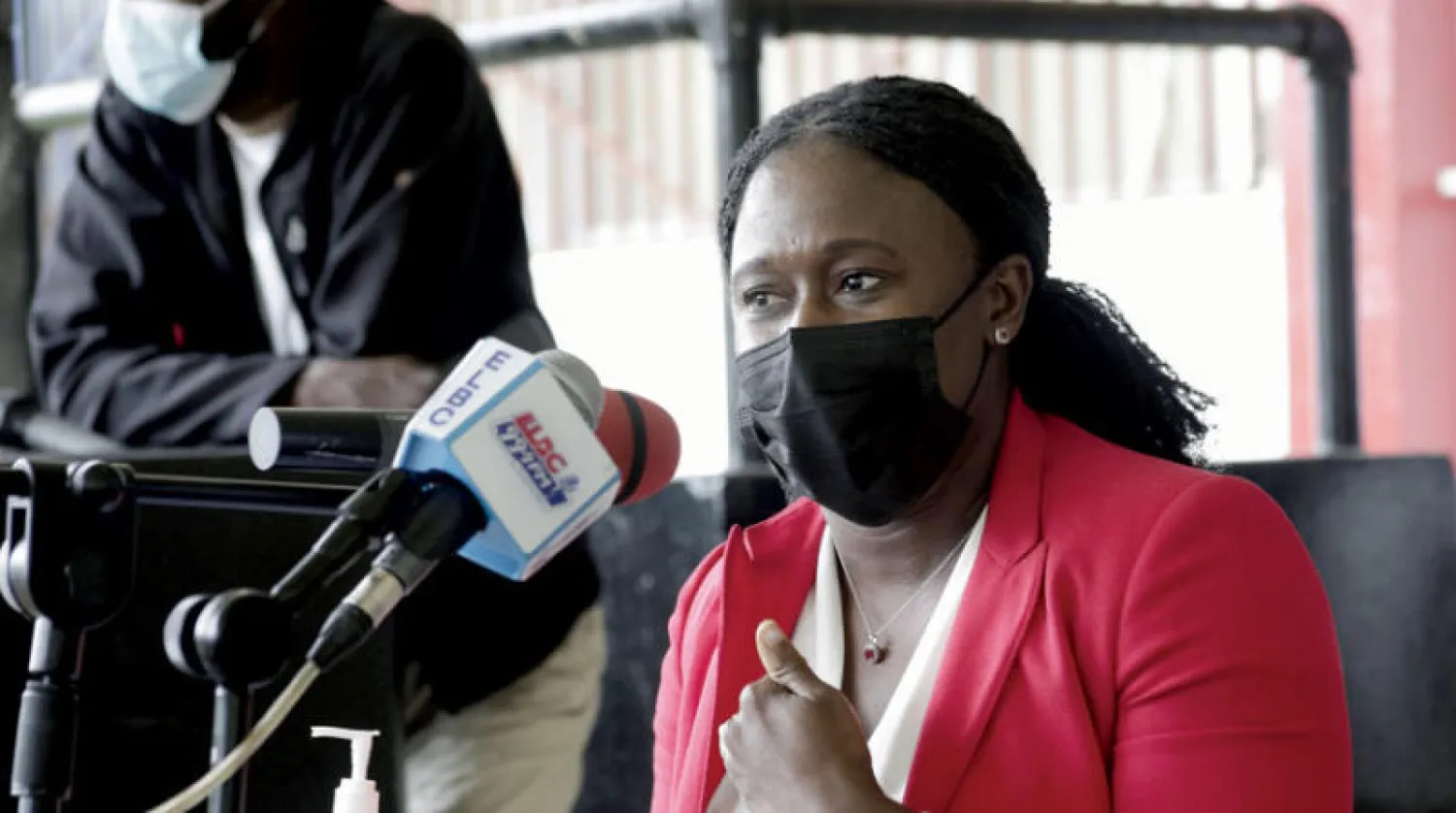 عضوة «لجنة الإنقاذ الدولية» تتحدث في ليبيريا التي تواجه موجة ثالثة من «كورونا» (إ.ب.أ)