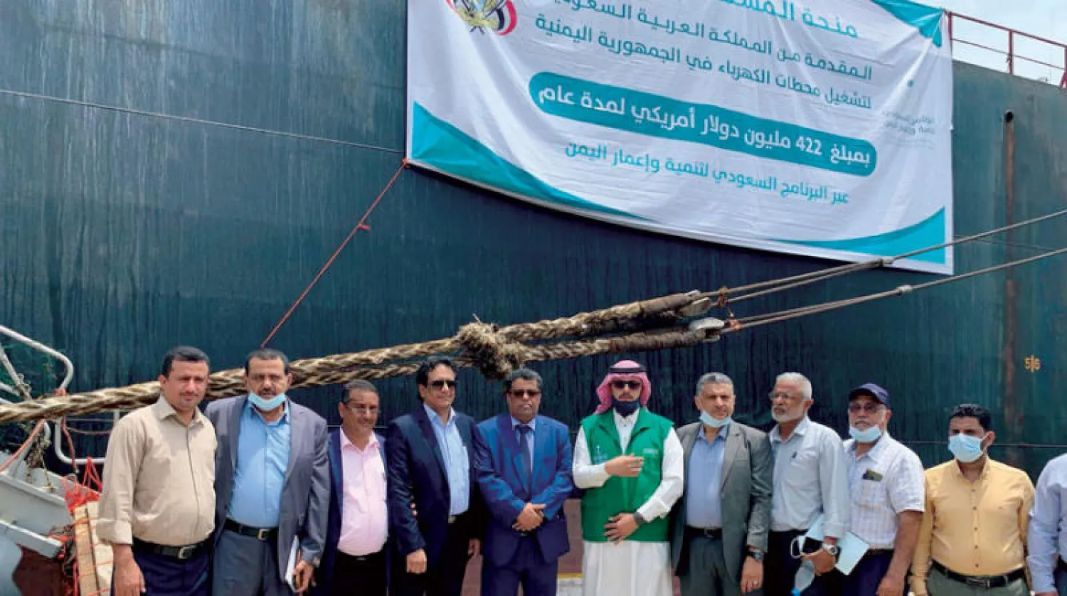 جانب من استقبال دفعة المساعدات النفطية السعودية في عدن أمس (الشرق الأوسط)