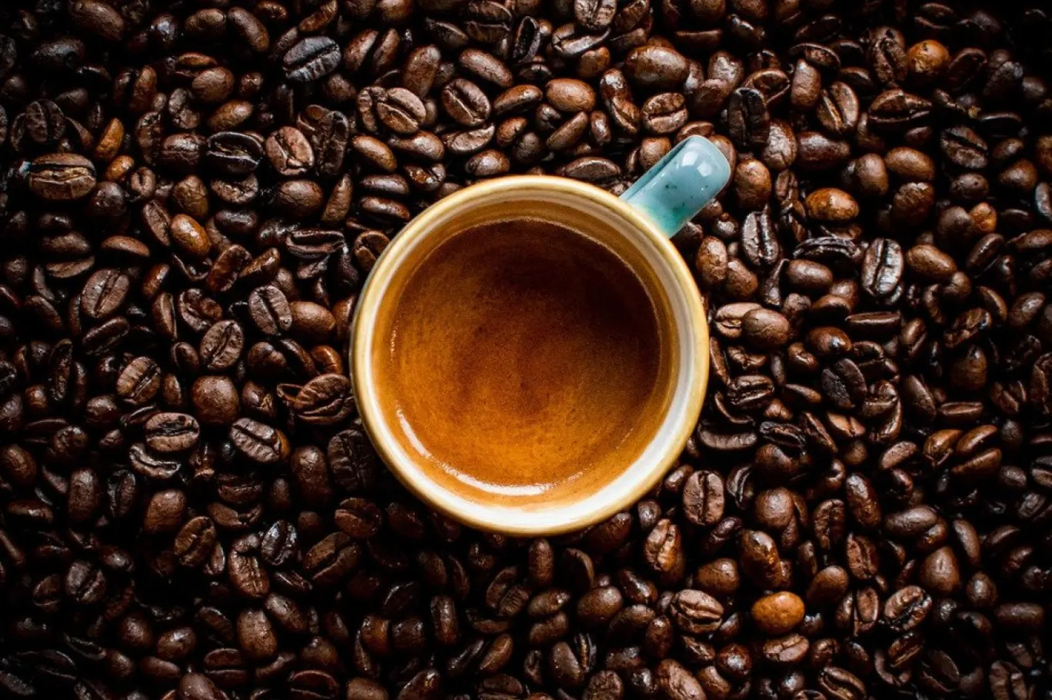 Araştırmacılar, olumsuz etkilerin önüne geçilmesi için fazla kahve tüketiminin dengelenmesi gerektiğini belirtti (Unsplash)

