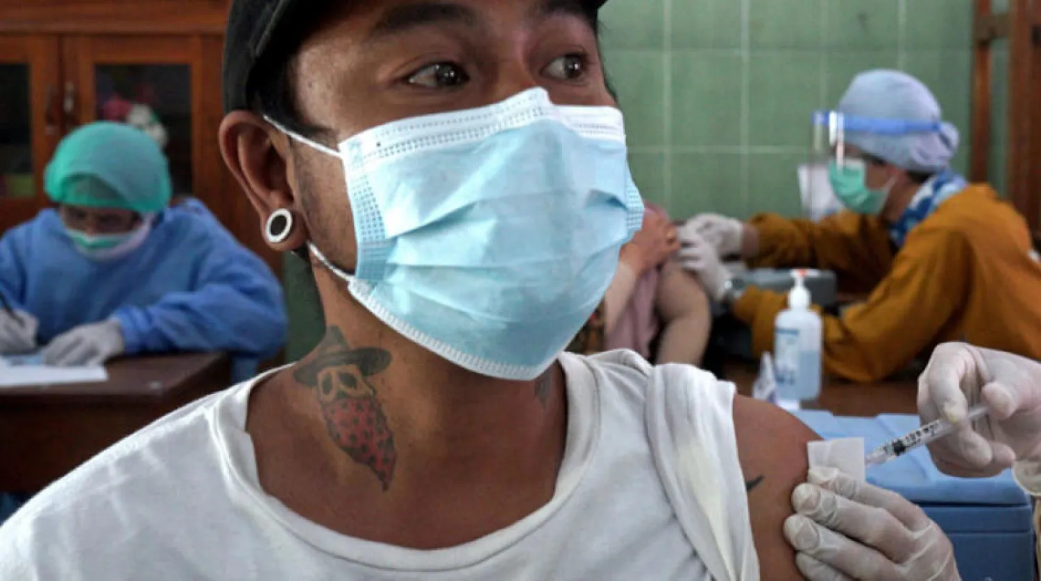 جانب من حملة التطعيم في إندونيسيا (رويترز)