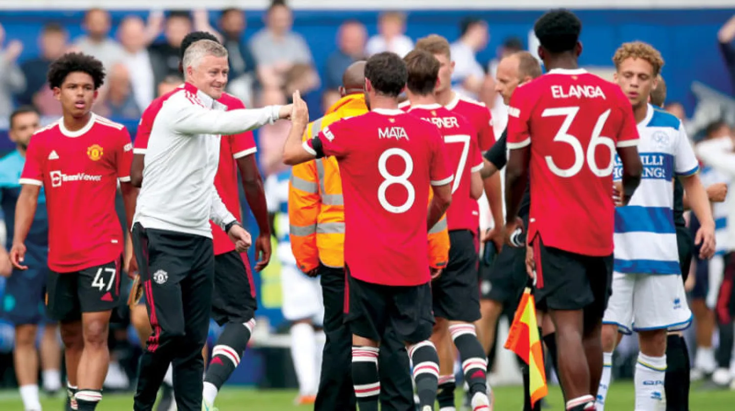 سولسكاير يوجه لاعبي يونايتد خلال المباراة التجريبية أمام كوينز بارك السبت (رويترز)