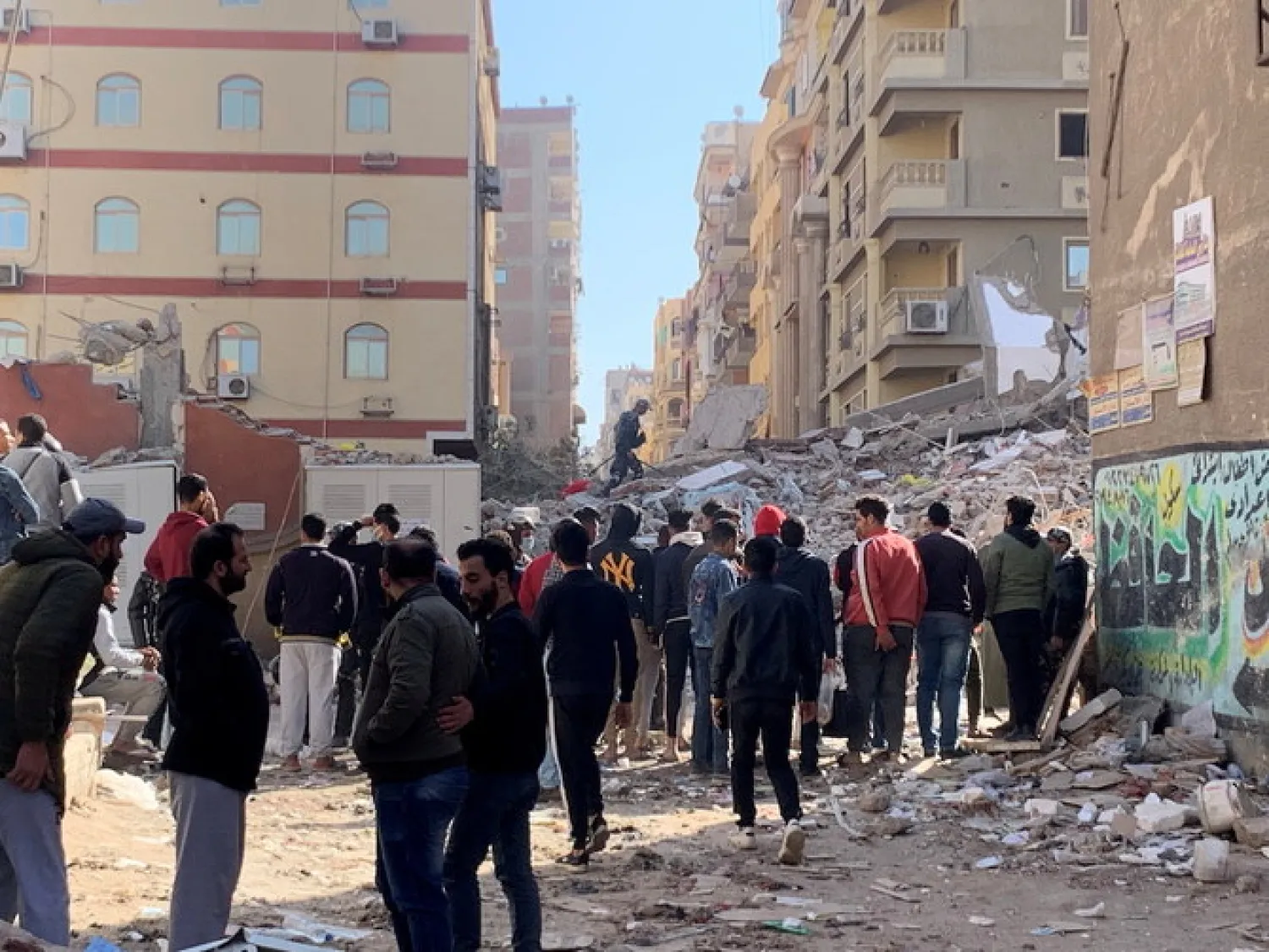 People inspect the area where a building was collapsed in Gesr al-Suez, Cairo, Egypt March 27, 2021. (Reuters)
