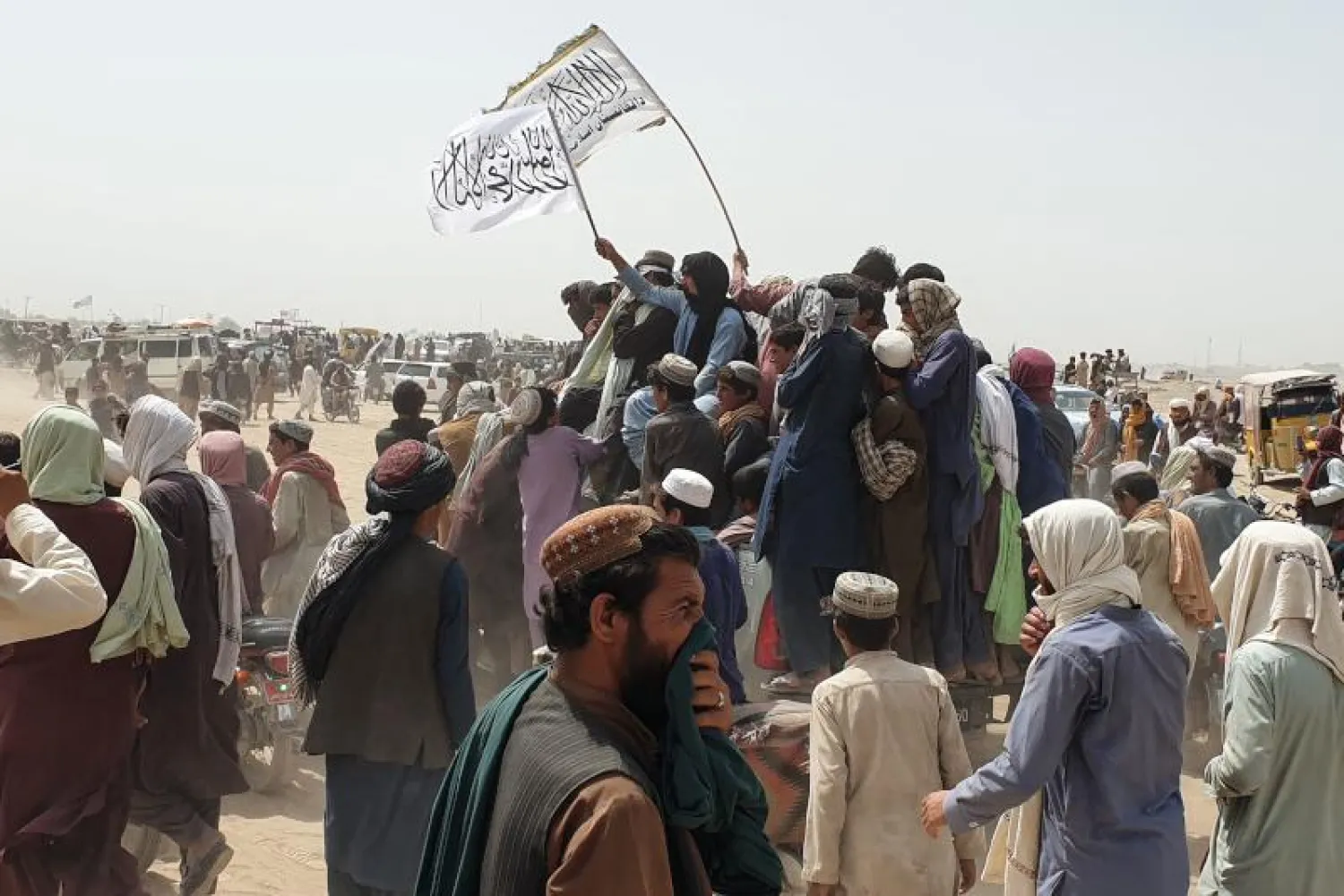 أشخاص يلوحون بأعلام «طالبان» قرب بلدة سبين بولداك (أ.ف.ب)