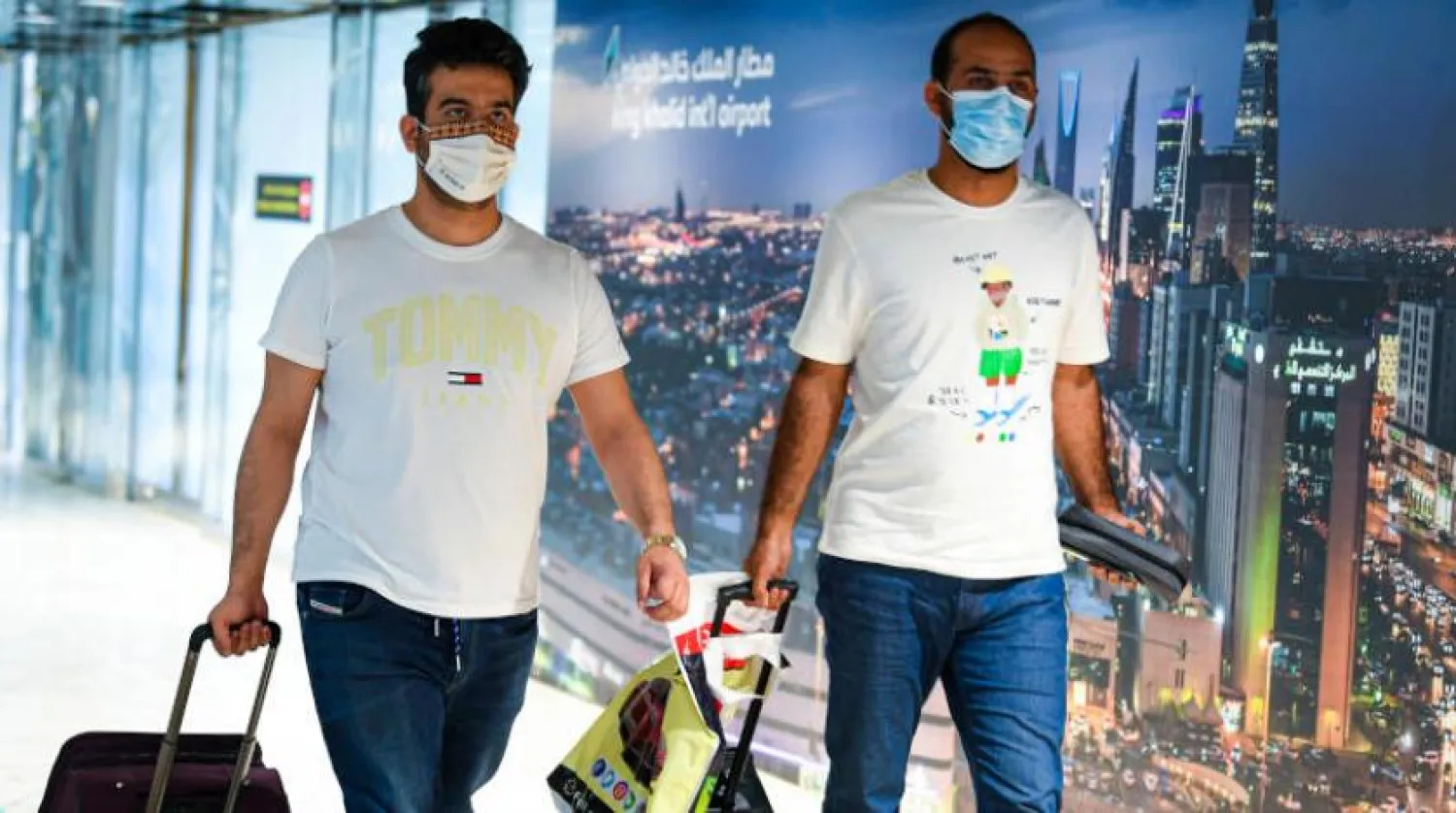 Riyad’daki Kral Halid Uluslararası Havalimanı’ndaki Suudi Arabistan’a dönen yolcular (Şarku’l Avsat)