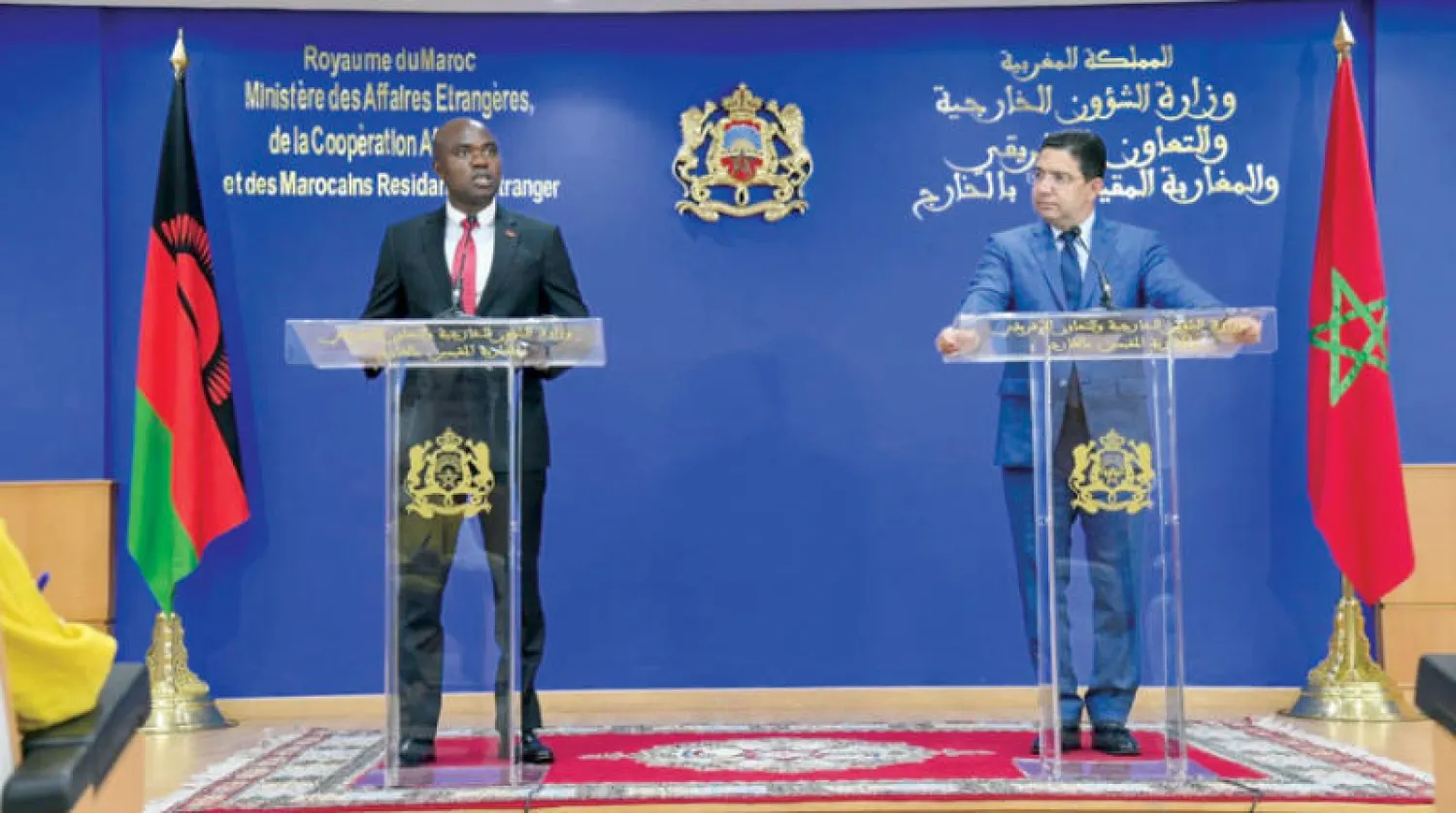 وزير خارجية المغرب ونظيره المالاوي خلال مؤتمر صحافي في الرباط أمس (ماب)