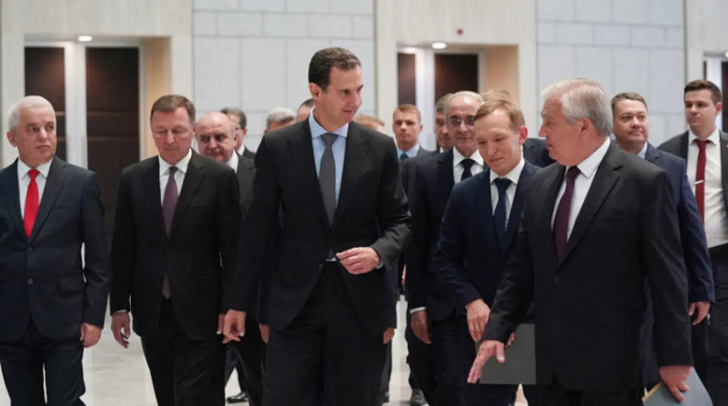 الأسد مستقبلاً ألكسندر لافرينتييف مبعوث الرئيس الروسي مساء أول من أمس (إ.ب.أ)