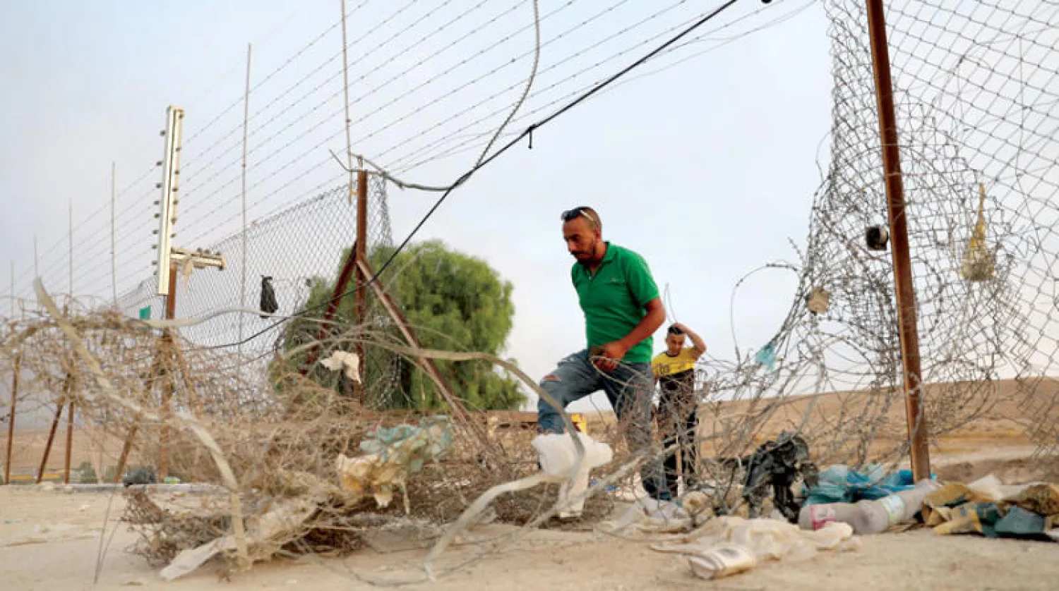 معبر غير رسمي لعبور العمال الفلسطينيين إلى إسرائيل من الخليل بالضفة (إ.ب.أ)