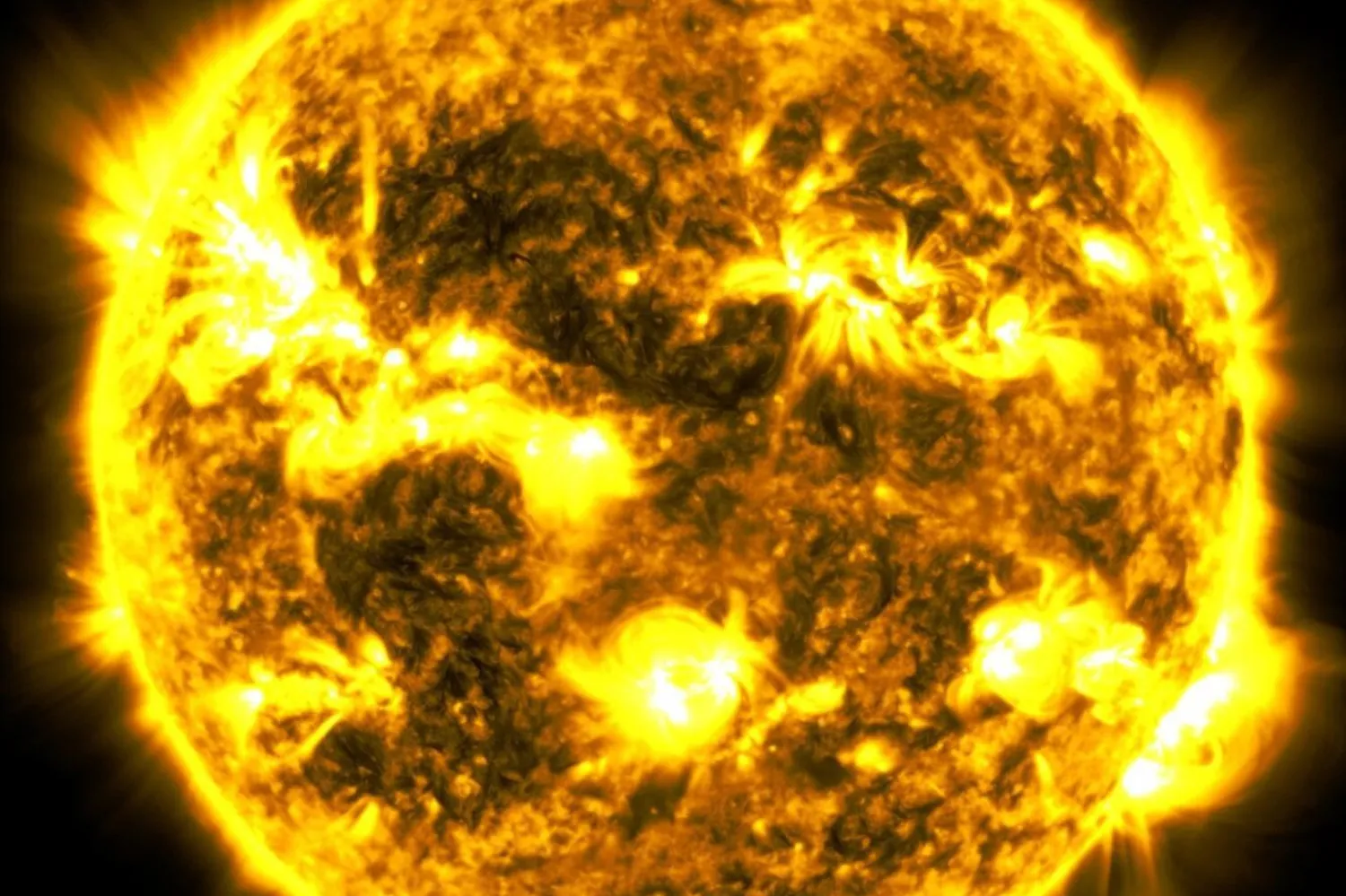 Güneş'in patlamalar sonucu uzaya fırlattığı yüklü parçacıklara, Güneş rüzgarı ismi veriliyor (NASA)