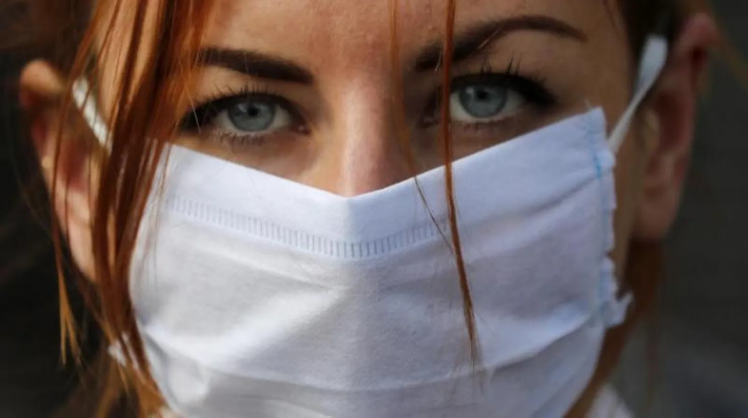 سيدة ترتدي كمامة في بريطانيا (أ.ب)