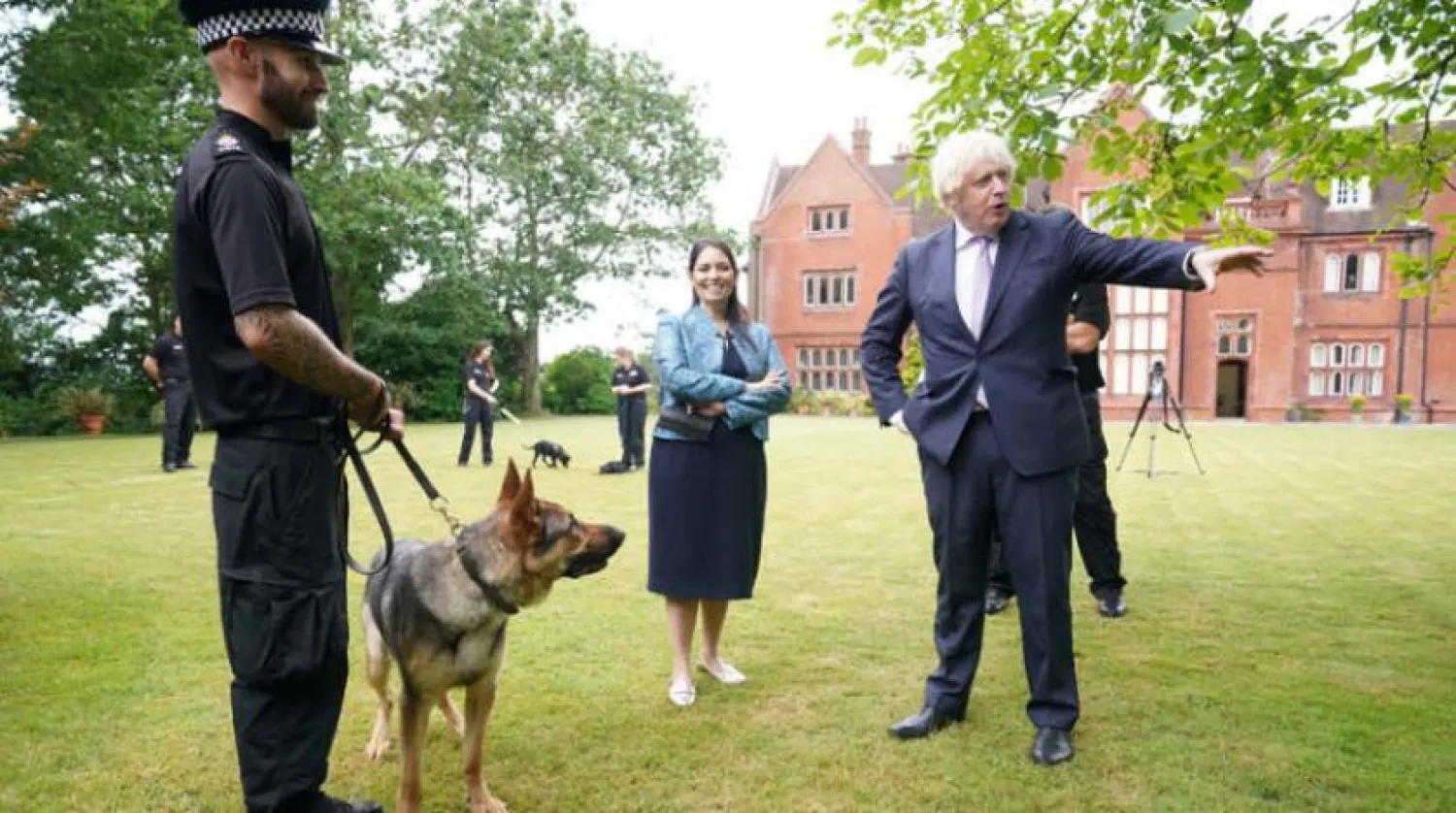 Johnson dün polis köpeklerinin eğitimine katıldığı sırada (Reuters)