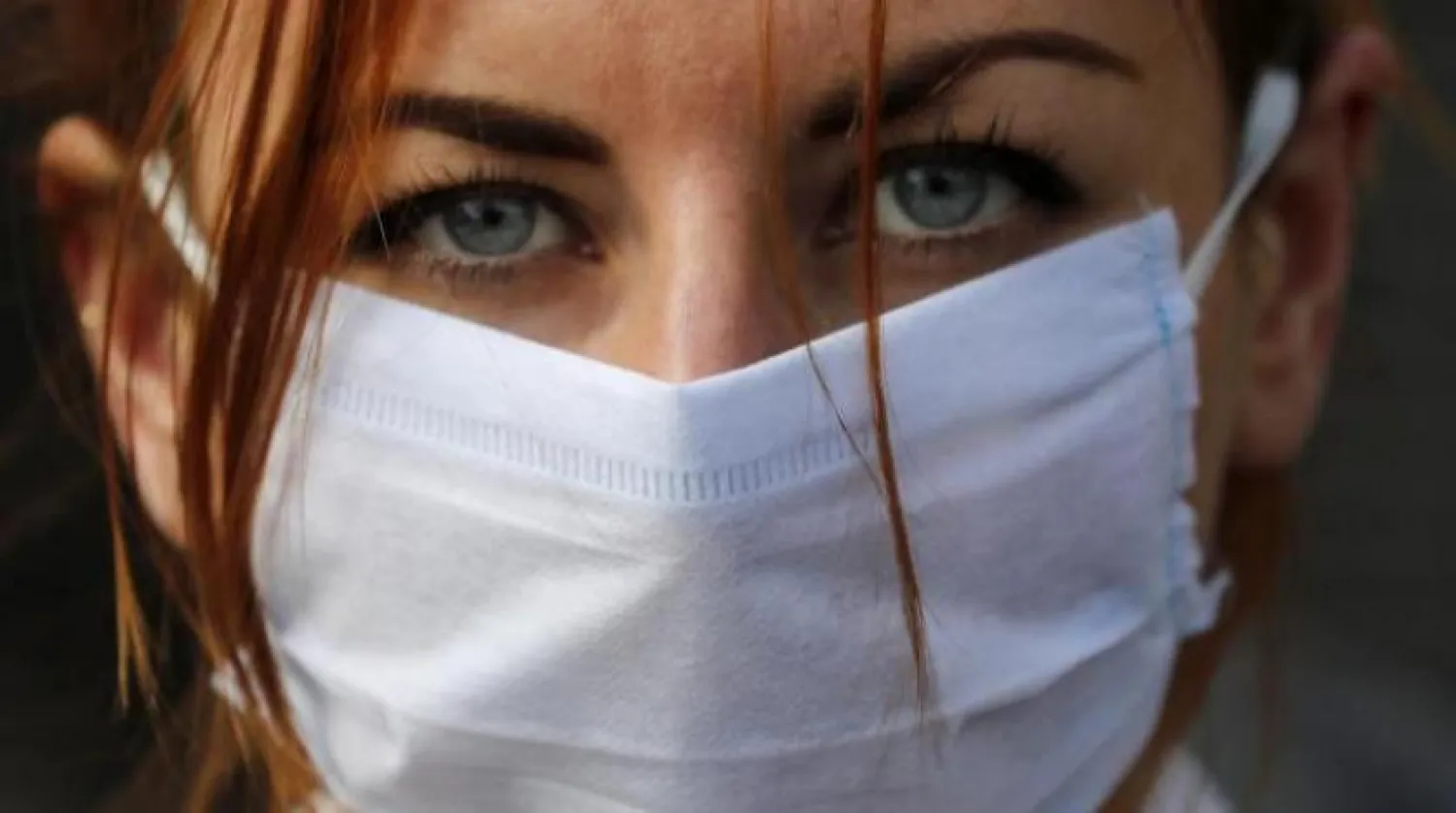 İngiltere’de maske takan bir kadın (AP)